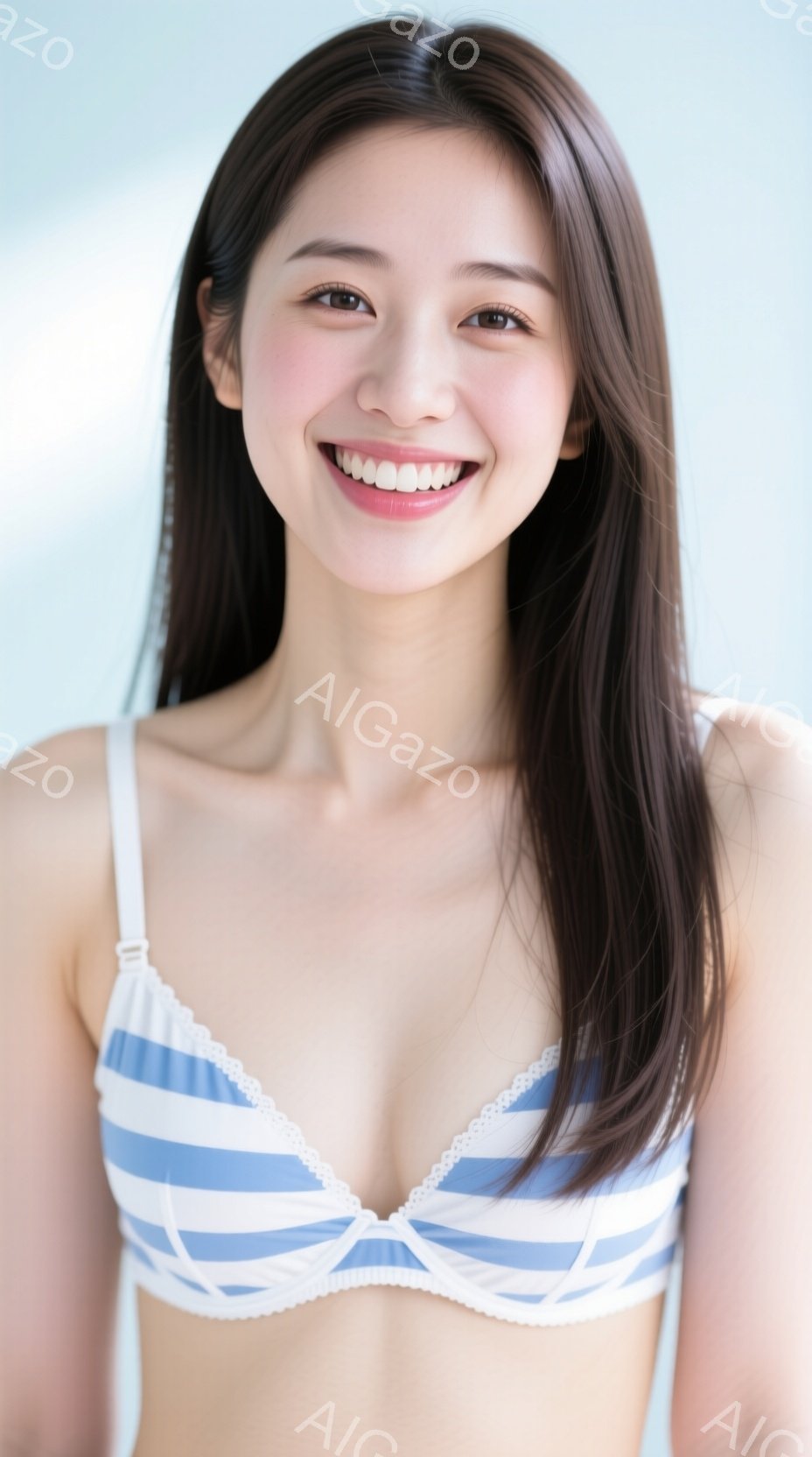 長い黒髪を肩にかけた女性が、白地に青いストライプのブラレットを着ています。彼女は微笑んでおり、顔色は明るく、リラックスした雰囲気です。背景は淡い青色で、人物に焦点が当てられています。 - AI生成フリー素材