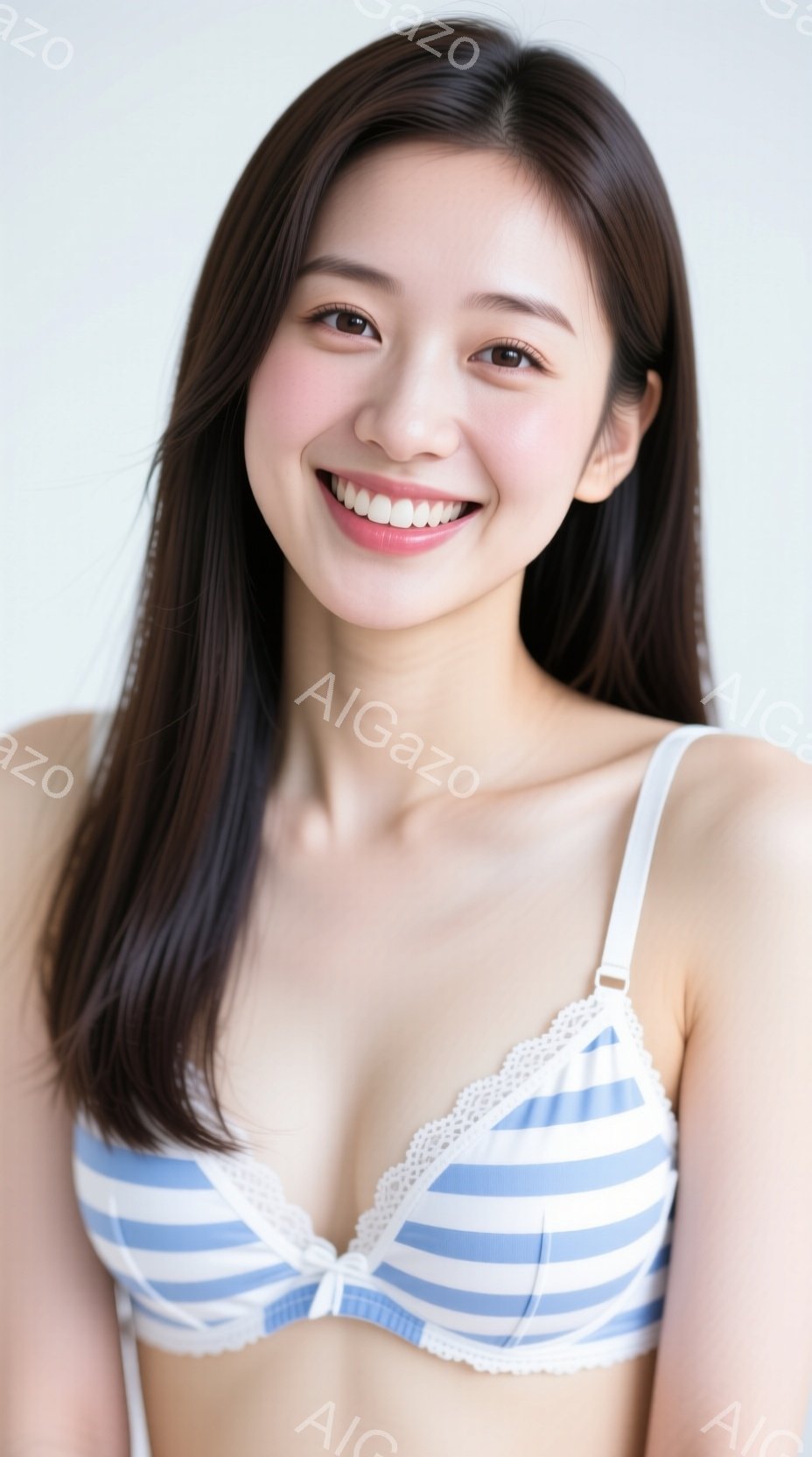 長い黒髪を肩にかけ、ストライプ柄のブラレットを身に着けた若い女性が写っています。彼女は微笑んでおり、リラックスした姿勢で正面を向いています。背景は白で、女性が中心に配置されており、全体的に明るく清潔な - AI生成フリー素材