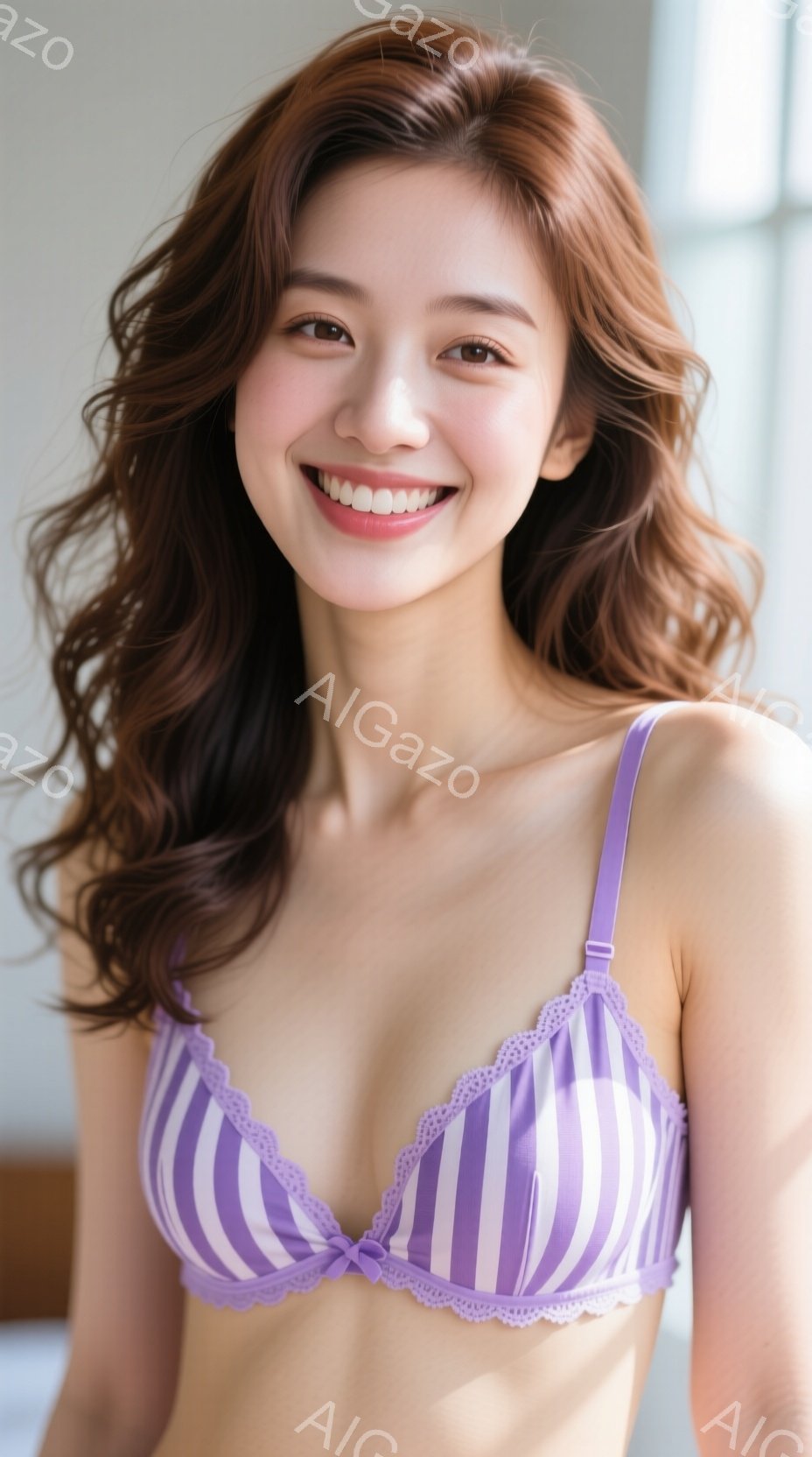 明るい室内で、ストライプ模様の紫色のブラレットを着た女性が写っている。彼女は茶色のカールヘアで、笑顔を見せ、リラックスした姿勢でカメラを見ている。背景はぼやけており、室内であることがわかるが、詳細は不 - AI生成フリー素材