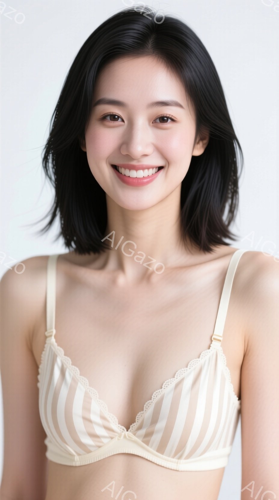 この画像は、クリーム色のストライプとレースが施されたブラレットを着た若い女性を捉えています。彼女は肩を出し、軽く微笑んでおり、艶やかな黒髪は肩にかかる長さで自然に流れています。背景は白く、人物に焦点が - AI生成フリー素材