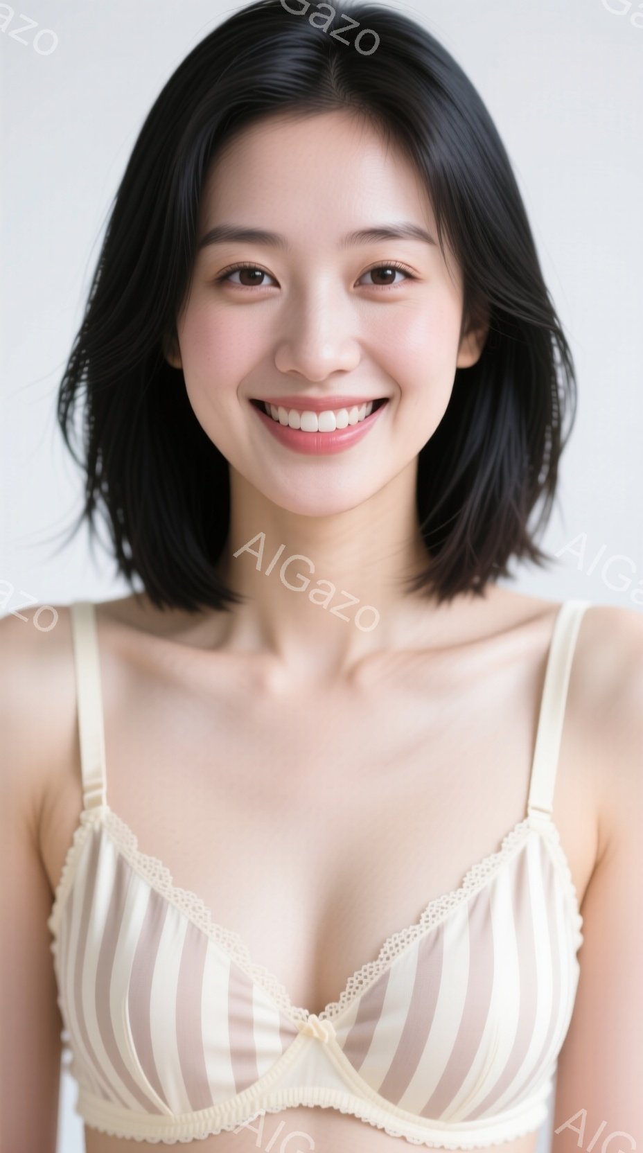 画像は、ストライプ模様のキャミソールブラを着用した若い女性のポートレートです。彼女は肩まで伸びた黒髪で、明るい笑顔を浮かべてカメラを見ています。背景は白く、女性が際立っており、全体的に清潔で明るい雰囲 - AI生成フリー素材