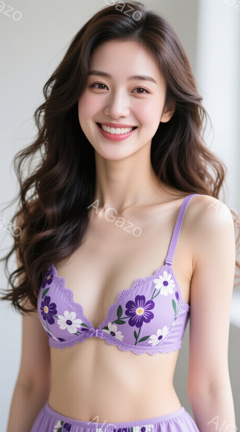 明るい紫色のブラジャーとスカートを身に着けた若い女性が写っています。彼女は長い茶色の髪を無造作に巻いており、顔には穏やかな笑顔が浮かんでいます。背景は白っぽい壁で、全体的に柔らかく、リラックスした雰囲 - AI生成フリー素材