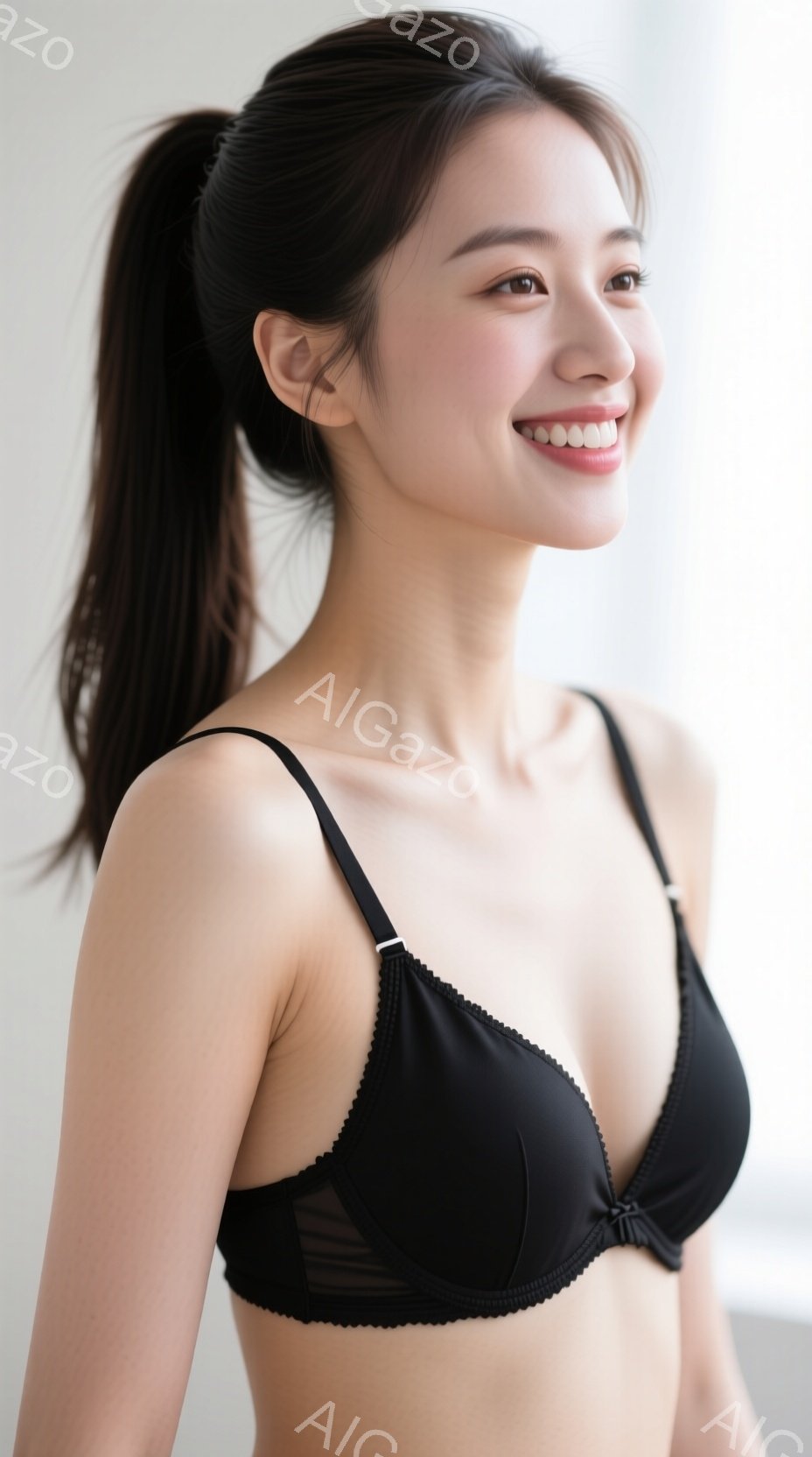 この女性は黒のブラレットを着用し、髪を高くまとめています。彼女は微笑んでおり、穏やかでリラックスした表情をしています。背景は明るい色で統一されており、女性が主な焦点となっています。 - AI生成フリー素材