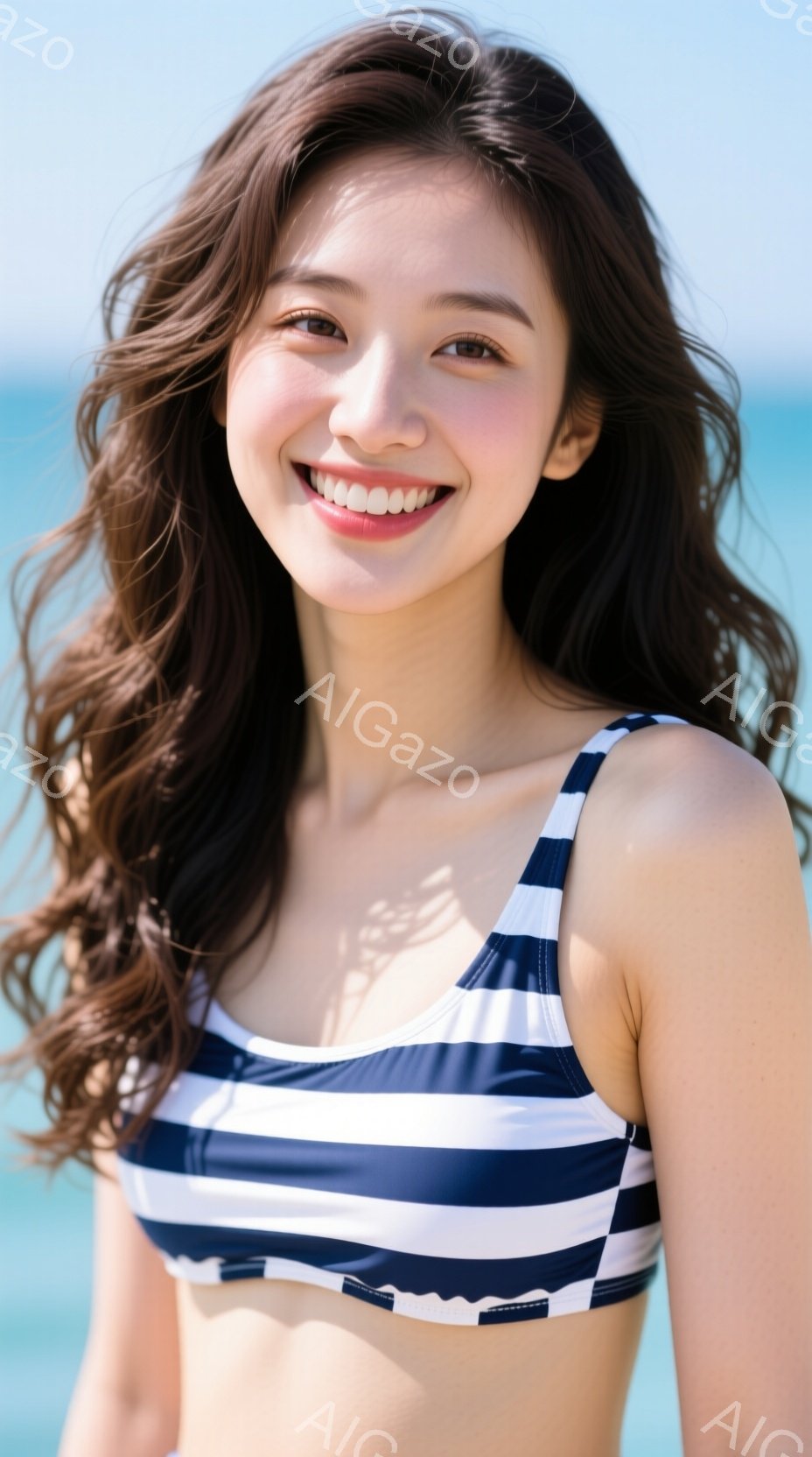 明るい青色の背景を背に、ストライプのビキニを着た若い女性が写っている。彼女は微笑んでおり、長い茶色の髪が風になびいている。背景は穏やかな海を示唆し、全体的にリラックスした夏の雰囲気が漂っている。 - AI生成フリー素材