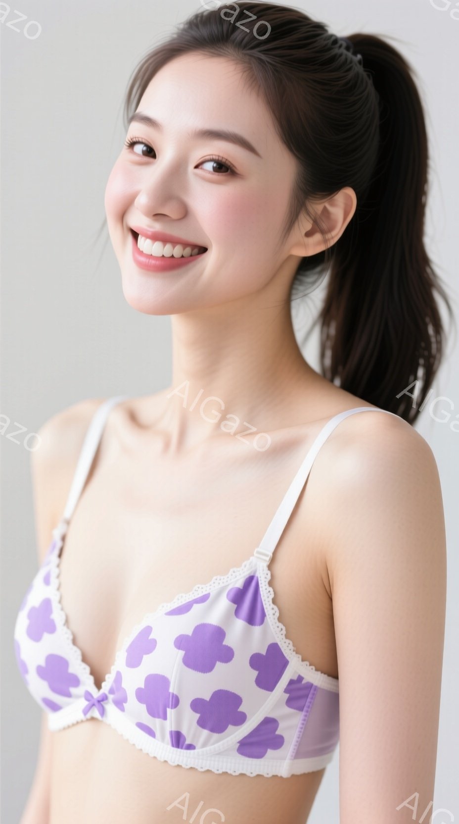 画像は、紫色のハート柄のブラレットを着た若い女性を捉えています。彼女は微笑んでおり、髪は高くポニーテールに結ばれています。背景は白く、女性が際立っており、全体的に明るく、若々しい雰囲気です。