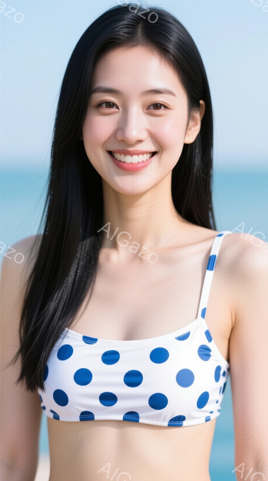 白地に濃い青色の水玉模様のビキニを着た女性が写っています。長い黒髪は肩にかかっており、顔には明るい笑顔が浮かんでいます。背景は青い空と海で、晴れた日のビーチの雰囲気です。 - AI生成フリー素材