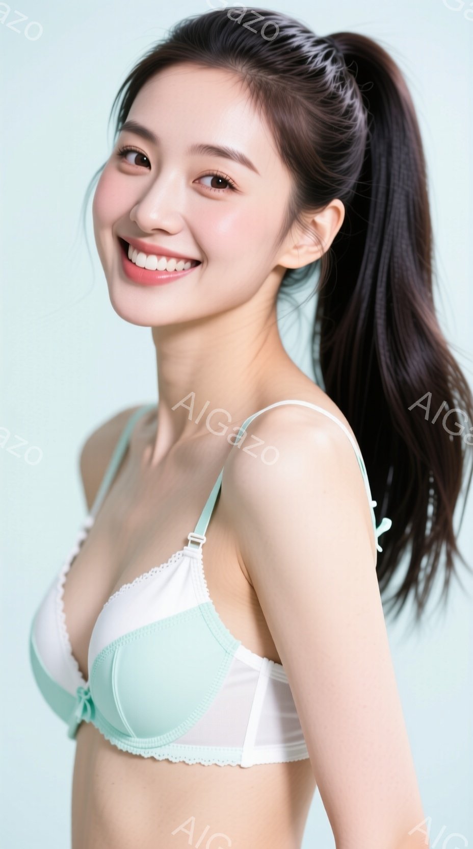 若い女性がターコイズブルーのブラジャーと白いレースのトリムを身に着けています。彼女は髪を高くポニーテールにしており、微笑んでカメラを見つめています。背景は淡い水色の単色で、全体的に清潔感があり、リラッ - AI生成フリー素材
