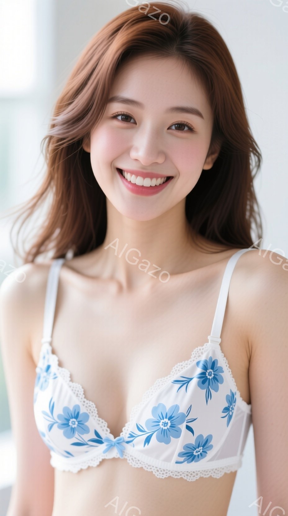 長い茶色の髪を肩にかけた女性が、白い花柄のブラレットを着用して微笑んでいます。彼女はカメラに向かって少し顔を傾け、リラックスした姿勢で立っています。背景はぼやけており、窓から差し込む自然光が彼女を照ら - AI生成フリー素材