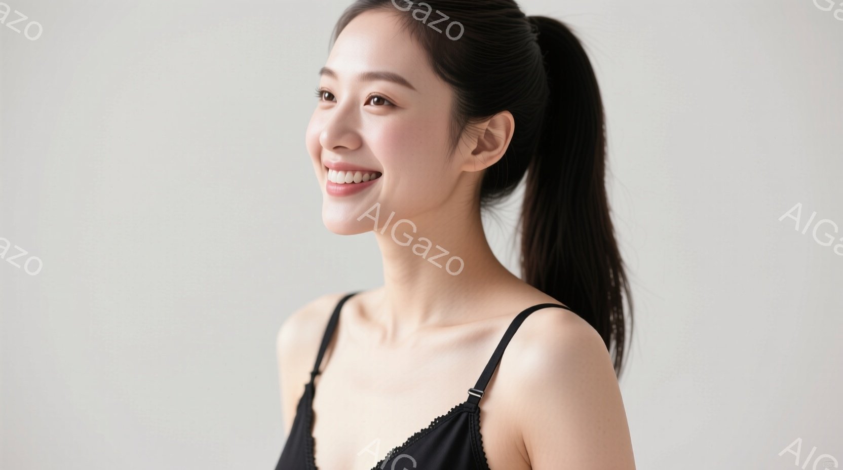 黒いキャミソールを着た若い女性が、わずかに横を向いて微笑んでいます。彼女の髪は後ろで高い位置でポニーテールにまとめられており、肌は滑らかで健康的です。背景は白く、人物に焦点が当てられており、全体的に洗 - AI生成フリー素材