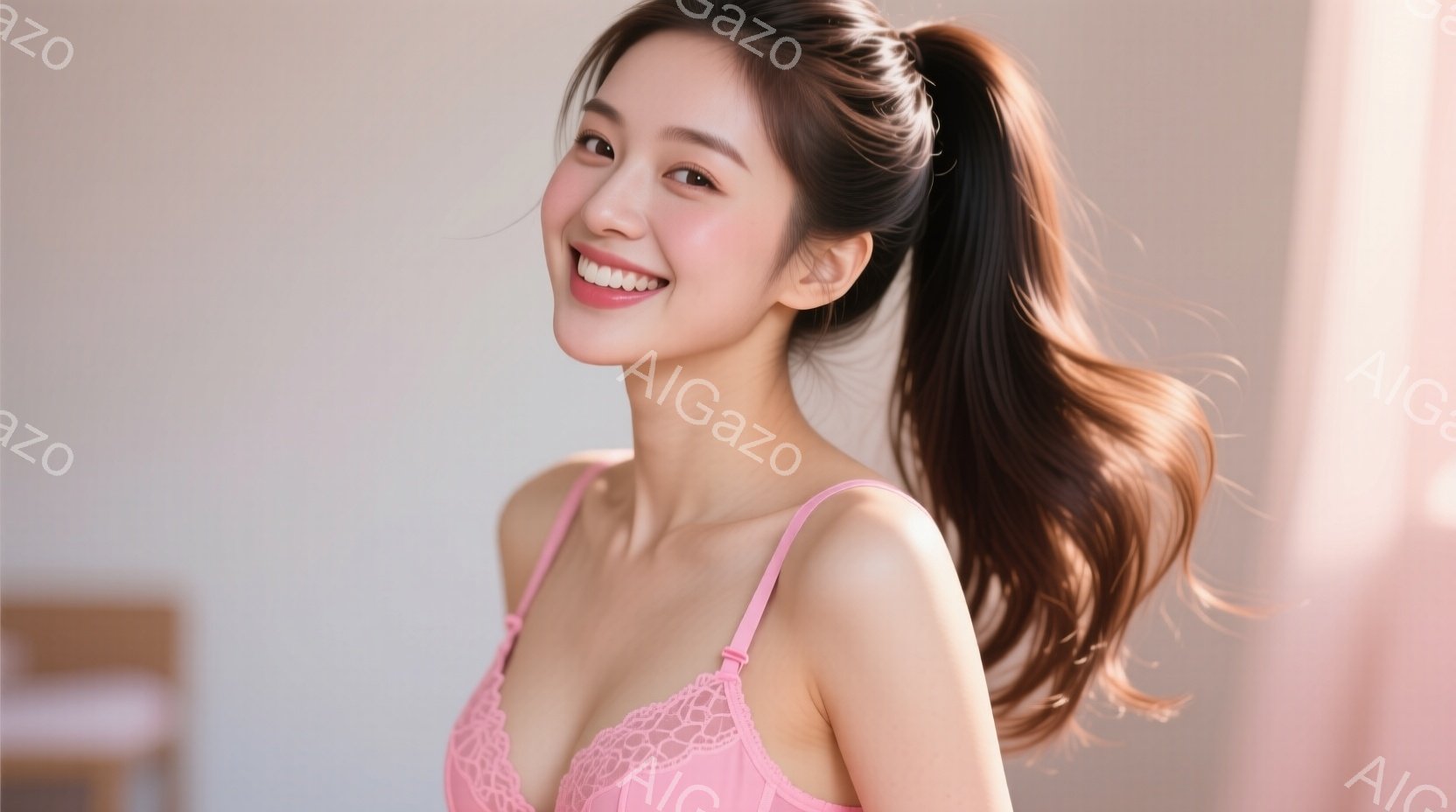 長い黒髪を高い位置で一つに結んだ女性が写っています。ピンク色のレースのブラレットを着ており、明るい笑顔でカメラを見つめています。背景は淡いベージュ色で、わずかに家具が見えますが、全体的に柔らかく、自然 - AI生成フリー素材