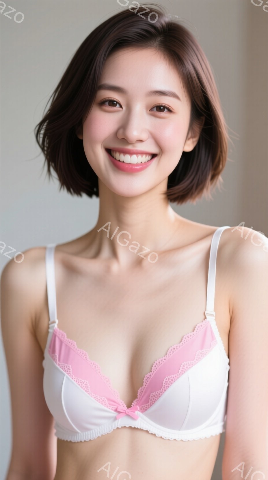 白いブラジャーにピンク色のレースがあしらわれた女性が写っています。彼女は肩までの長さの茶髪で、明るい笑顔を浮かべており、リラックスしたポーズで正面を見つめています。背景は淡い色調で、人物が際立つように - AI生成フリー素材