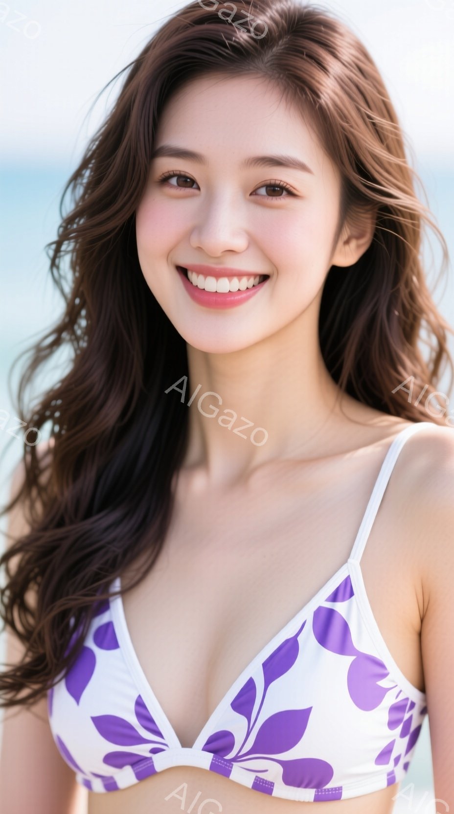 長い巻き毛の髪を持つ女性が、白い背景に紫の花柄のビキニを着て微笑んでいます。彼女はカメラの方を見ており、リラックスした姿勢で、明るい日差しの下で自然な笑顔を見せています。背景にはぼやけた海が見え、全体 - AI生成フリー素材