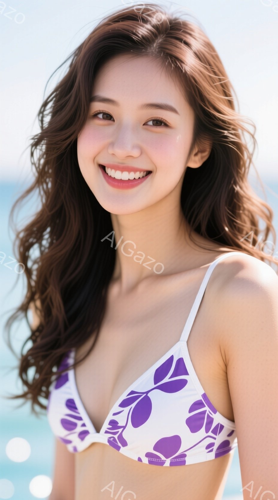 明るい笑顔を浮かべた女性が写っています。白地に紫の花柄のビキニを着ており、ウェーブのかかった長い髪が肩にかかっています。背景は穏やかな青い海で、晴れた日のリラックスした雰囲気が漂っています。 - AI生成フリー素材