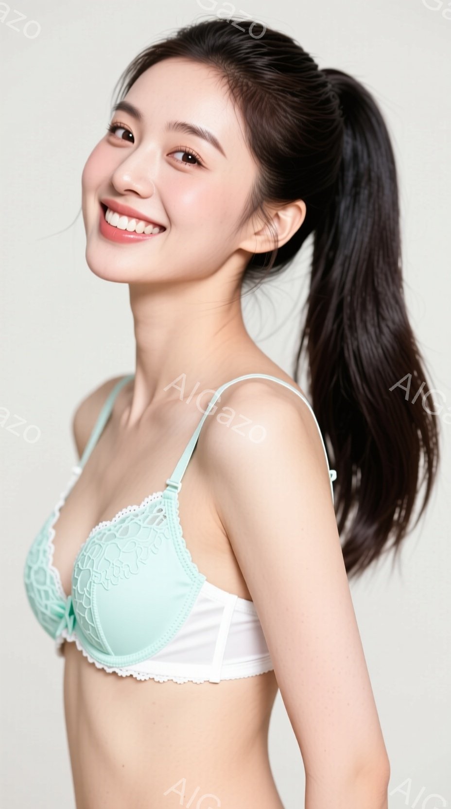 黒髪をポニーテールにした若い女性が、水色のレース付きブラレットと白いボクサーパンツを着用して正面を向いています。彼女は微笑んでおり、リラックスした姿勢で、背景は白一色です。全体的に、明るく清潔感のある雰囲気で、インナーウェアの広告またはポートレート写真として考えられます。