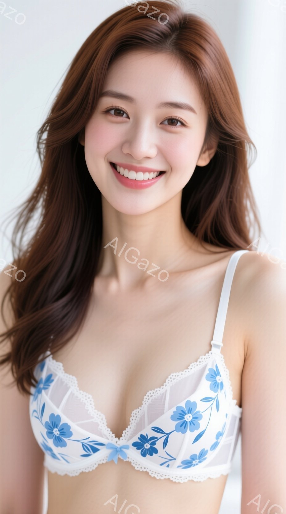 明るい茶色の長い髪の女性が、白いレースのブラジャーに青い花柄があしらわれたものを身に着けています。彼女は微笑んでおり、表情は明るく、リラックスしています。背景は白く、人物が際立っており、全体的に清潔感 - AI生成フリー素材
