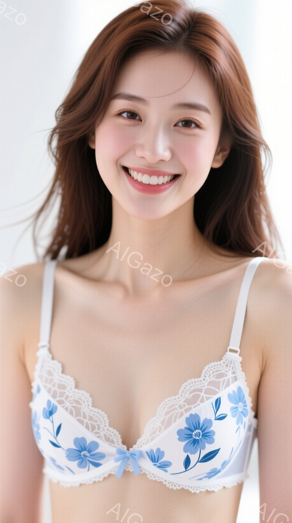 明るい背景を背景に、花柄の白いブラレットを着た若い女性が正面を見つめています。彼女は長い茶色の髪を軽くウェーブさせており、笑顔で、明るく健康的な印象を与えています。全体的に、自然で親しみやすい雰囲気の - AI生成フリー素材