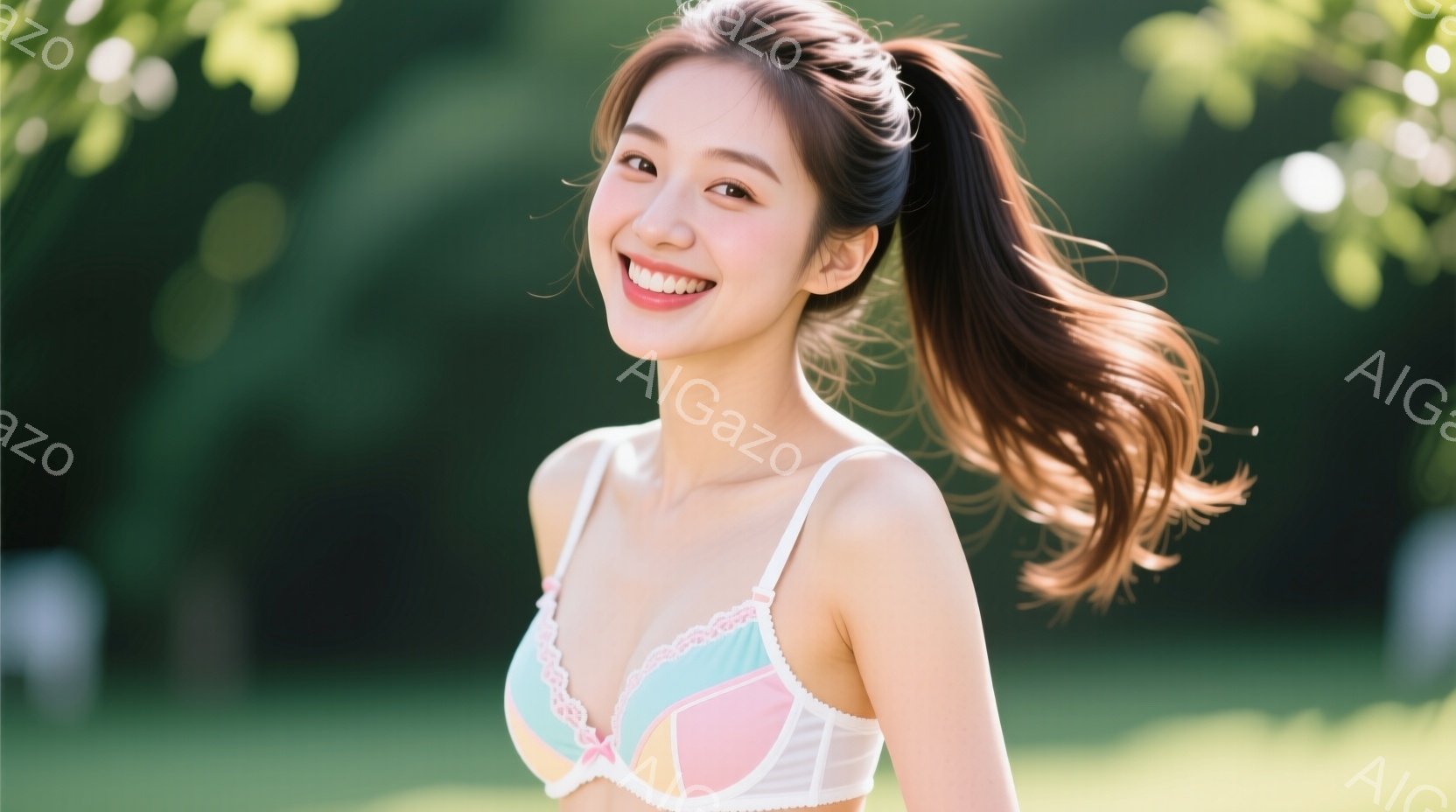 長い茶色の髪を高くポニーテールにし、明るい笑顔を浮かべた若い女性が写っています。彼女は、パステルカラーの三角形がパッチワークされたブラレットを着用し、リラックスした姿勢でわずかに顔を傾けています。背景には緑豊かな木々と葉がぼやけており、屋外の晴れた日であることがわかります。