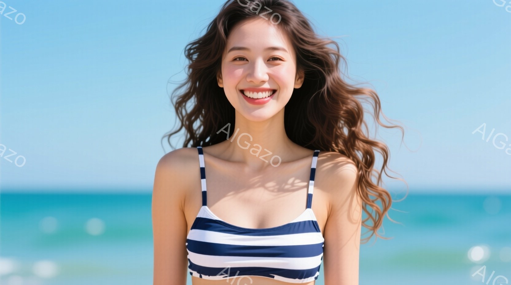 ストライプのビキニを着た女性が、太陽光の下で笑顔でこちらを見ている。彼女は長い巻き毛の髪を持ち、自然なメイクをしている。背景にはターコイズブルーの海が広がり、明るく開放的な雰囲気を醸し出している。