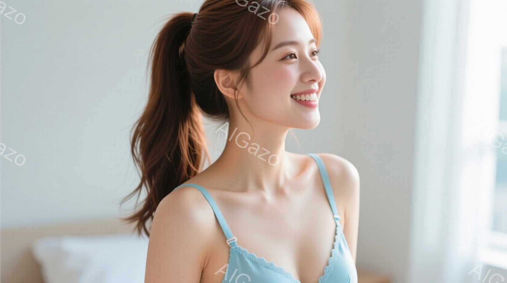 長い茶色の髪をポニーテールにし、明るいブルーのキャミソールを着た若い女性が写っています。彼女は少し横を向き、微笑んでおり、リラックスした雰囲気が漂っています。背景はぼやけていますが、白い壁と窓が見え、 - AI生成フリー素材