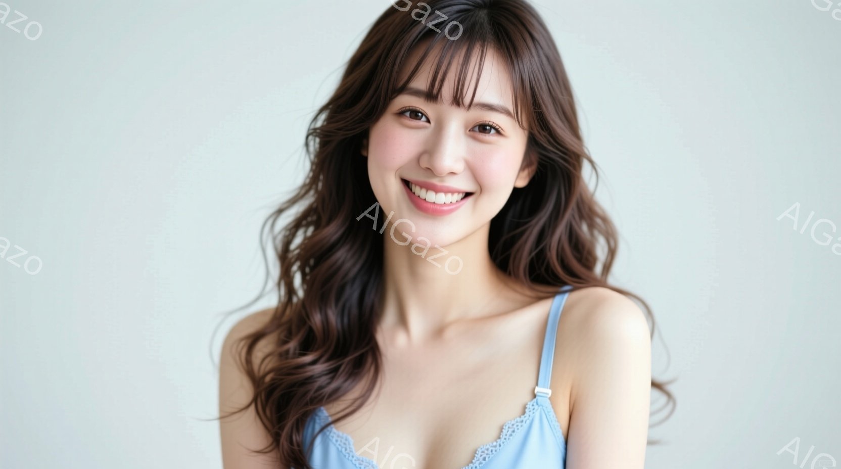 長い茶色のウェーブヘアの女性が、薄い水色のキャミソールを着て微笑んでいます。彼女はカメラに向かって少し体を傾け、明るい笑顔を見せています。背景は白く、女性が際立つようにシンプルな構成になっています。 - AI生成フリー素材