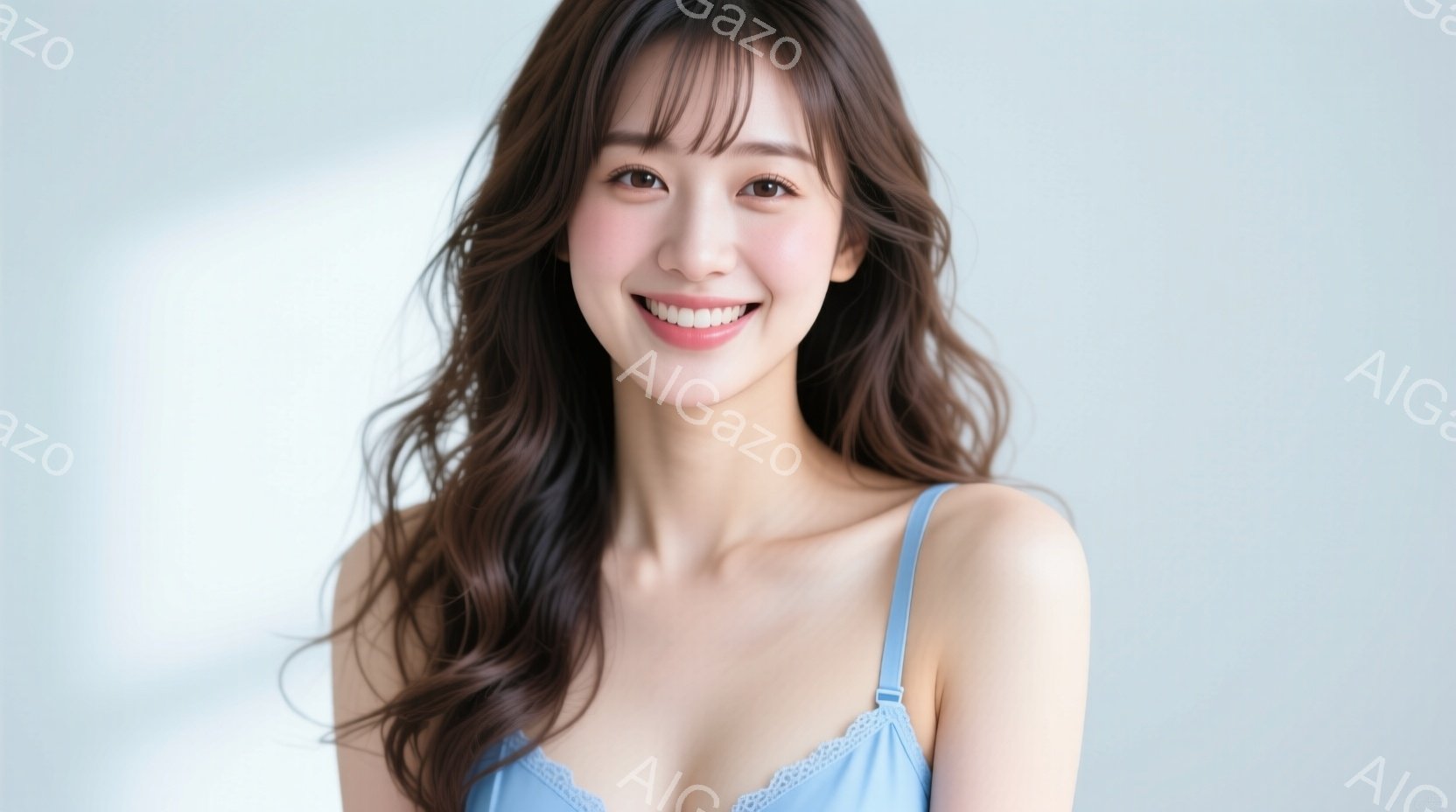 長い茶色のウェーブヘアと明るい笑顔が印象的な女性が写っています。薄い水色のキャミソールを身に着け、正面を見つめています。背景は淡いブルーで、女性が引き立つようにシンプルに処理されています。 - AI生成フリー素材