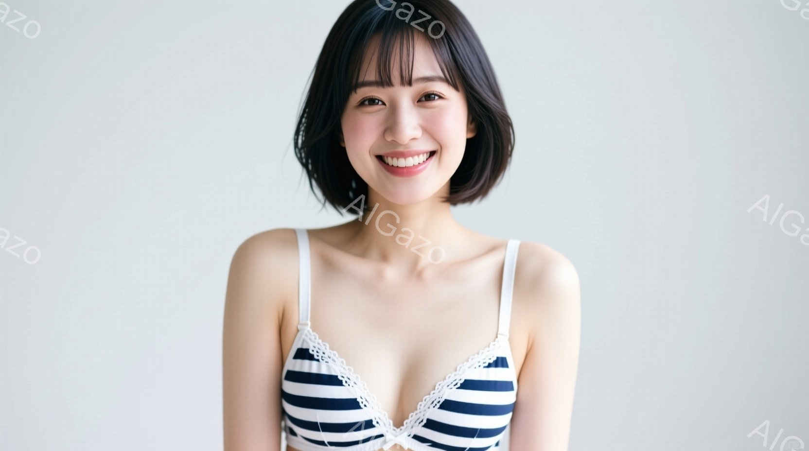 画像には、ストライプのブラレットを着用した若い女性が写っています。彼女は肩を出し、笑顔でカメラを見つめており、髪は短いボブスタイルで前髪があります。背景は白く、人物に焦点が当てられています。