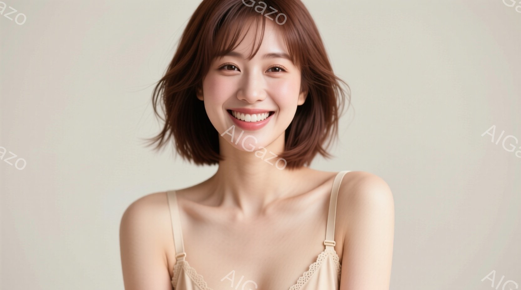 明るい茶色の髪に前髪が特徴的な女性が、ベージュ色のキャミソールを着て微笑んでいます。彼女はカメラに向かって正面を向き、リラックスした姿勢で自然な笑顔を浮かべています。背景は淡いベージュ色で、人物が引き - AI生成フリー素材