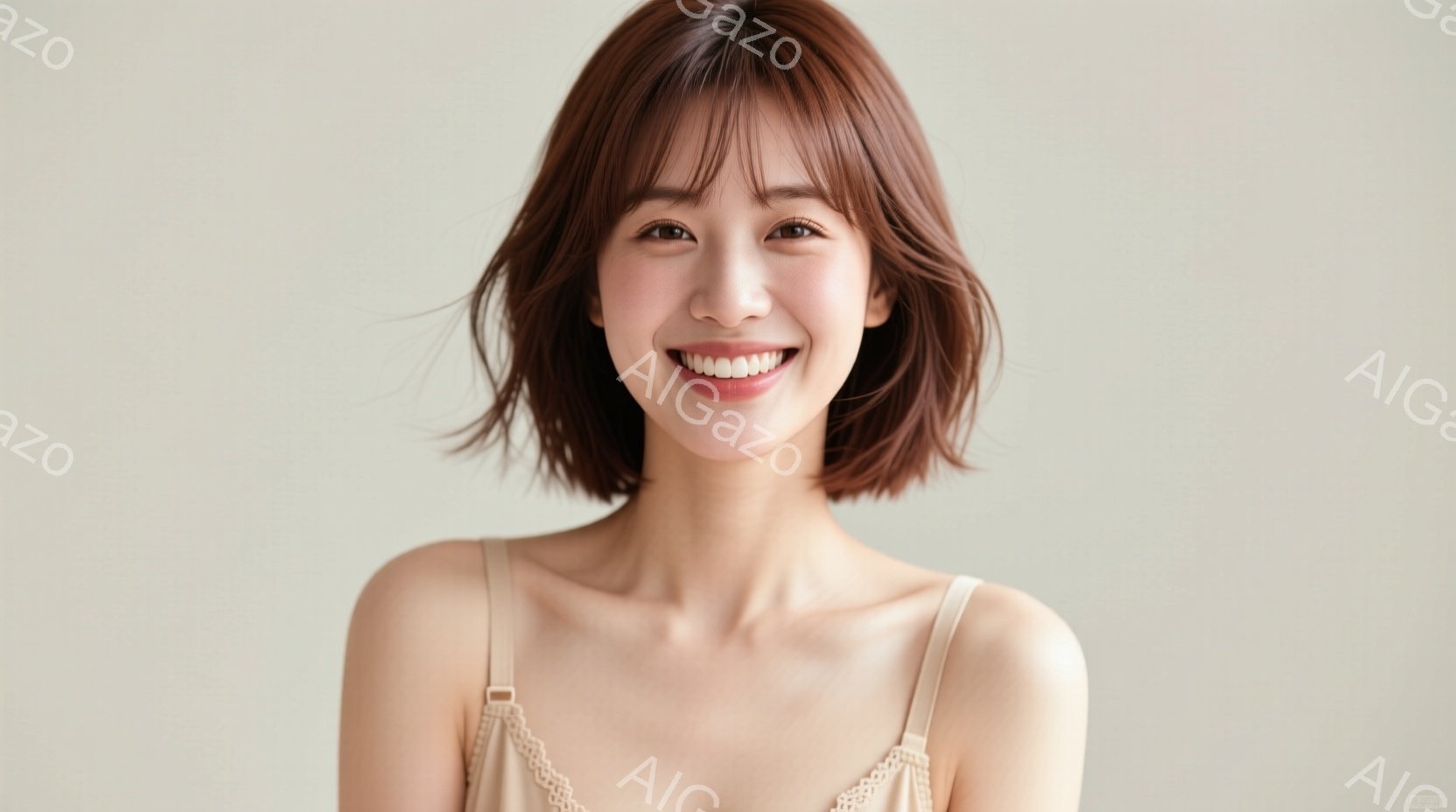 明るい茶髪のショートヘアに、前髪が少し長めの女性が写っています。淡いベージュのキャミソールを着ており、満面の笑みを浮かべて正面を見つめています。背景は淡いベージュ色で、人物が際立っており、全体的に柔ら - AI生成フリー素材