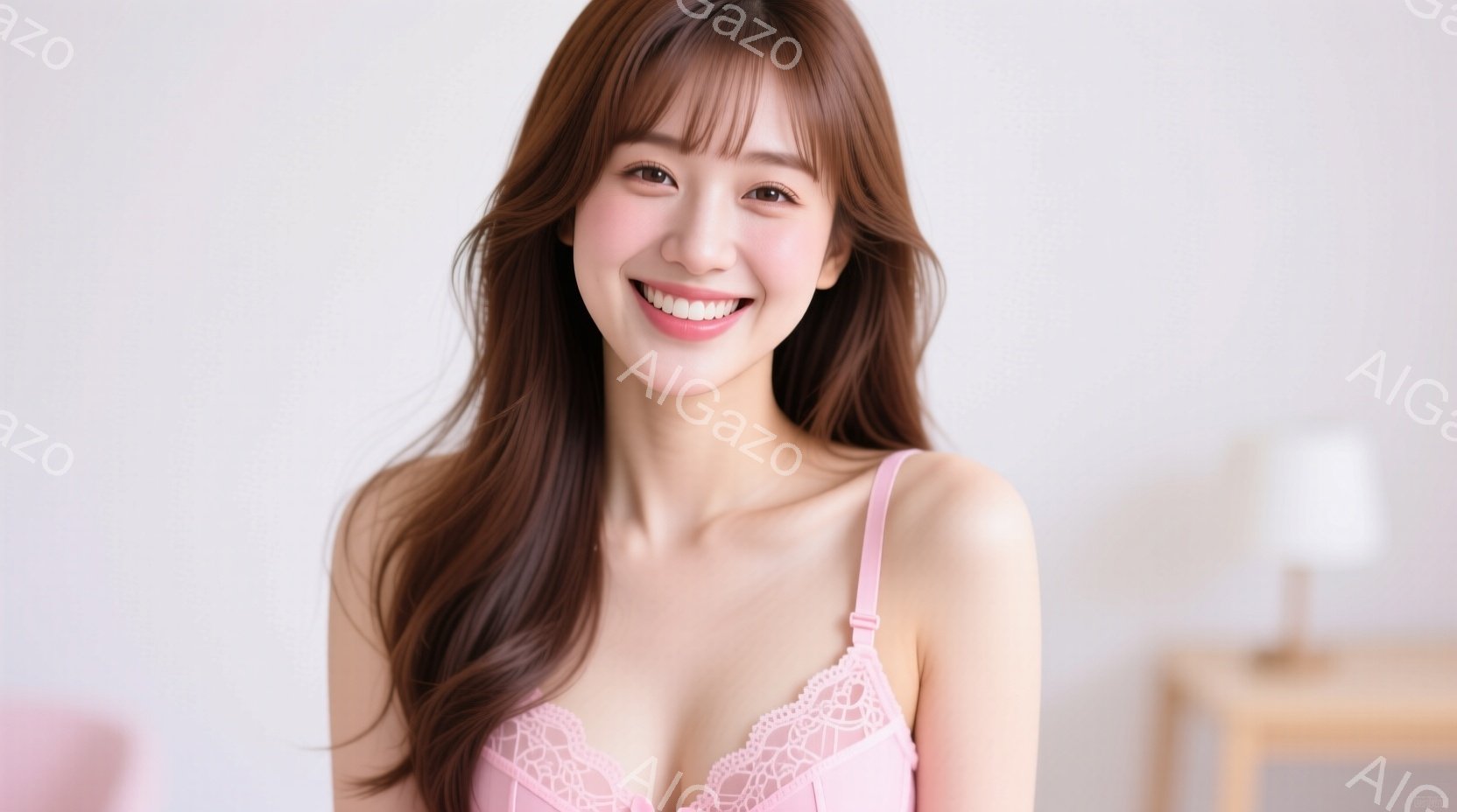 明るいピンク色のレースのブラレットを着た若い女性が写っています。彼女は長い茶色の髪で、微笑んでおり、顔色は明るく健康的です。背景にはオフホワイトの壁と、控えめなデザインの家具が見え、全体的に柔らかく優 - AI生成フリー素材