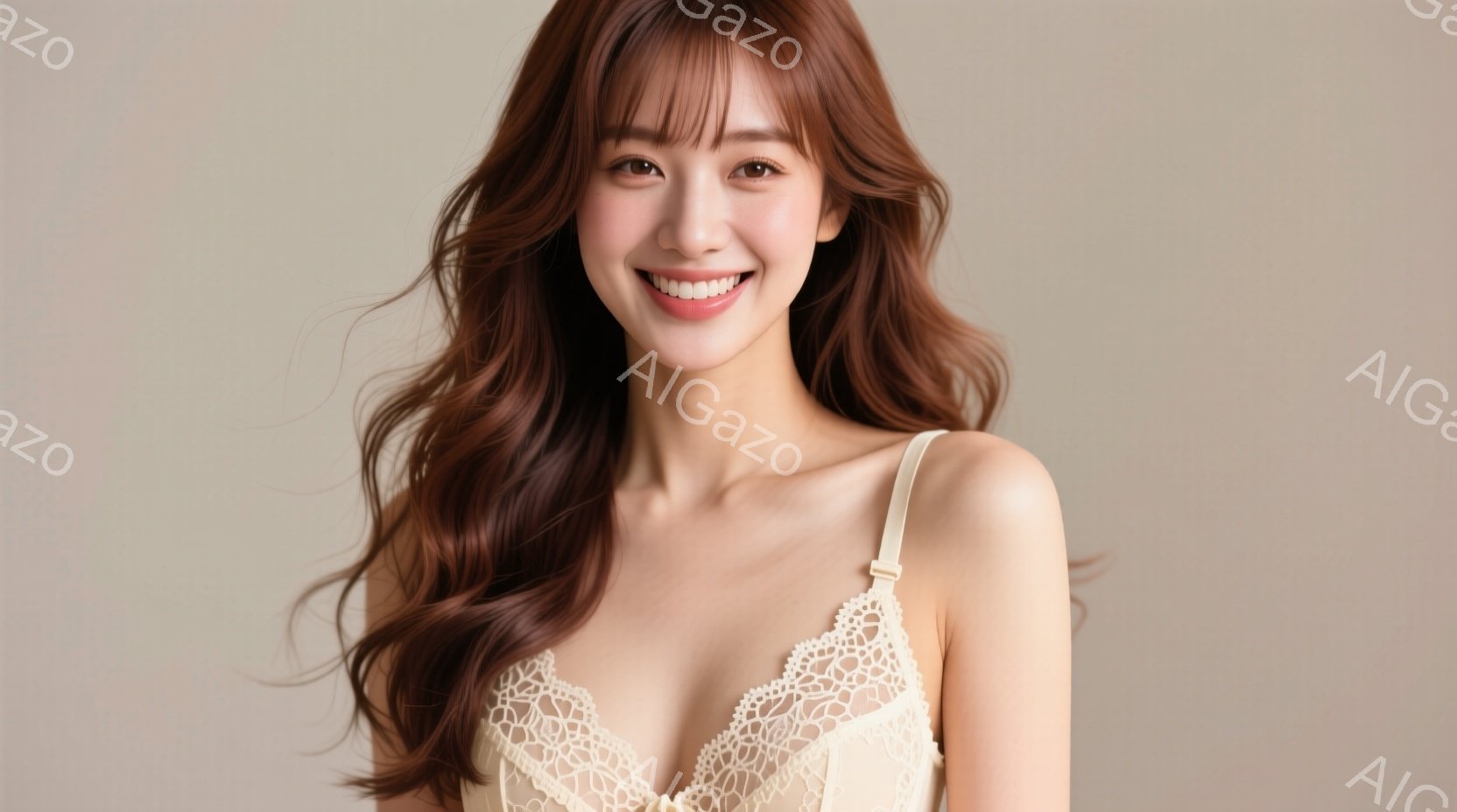 長い茶色のゆるふわウェーブヘアと、明るい笑顔が印象的な女性が写っています。ベージュ色の繊細なレースのキャミソールを着ており、背景は淡いベージュ色で統一され、柔らかく優しい雰囲気を醸し出しています。彼女 - AI生成フリー素材