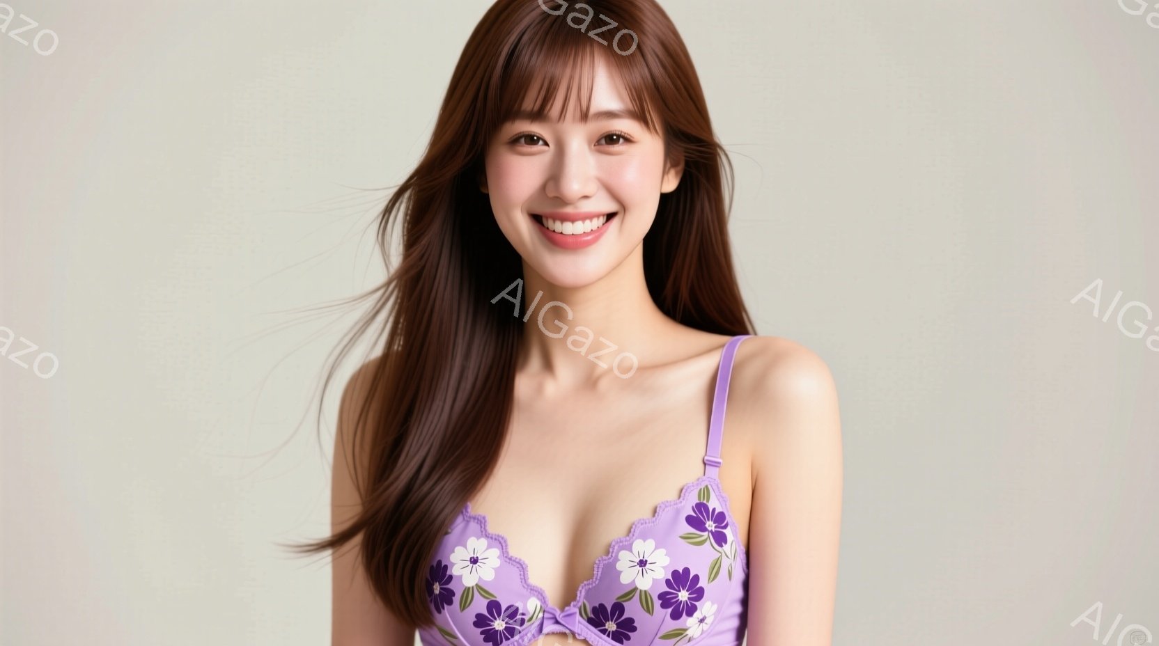 長い茶色の髪が肩にかかる女性が写っています。彼女はラベンダー色の花柄のブラレットを着用し、微笑んでいます。背景は淡いグレーで、女性が際立つようにデザインされています。 - AI生成フリー素材