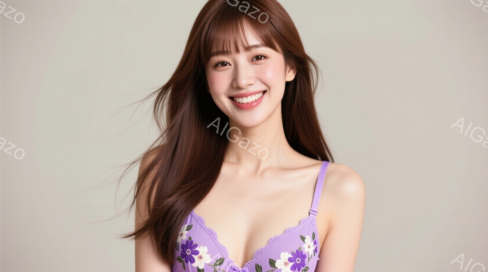 長い茶色の髪をした若い女性が、ラベンダー色の花柄のブラレットを着て微笑んでいます。彼女は正面を向き、少し顔を傾けて、明るく幸せそうな表情をしています。背景はぼやけた淡い色調で、人物が際立っています。 - AI生成フリー素材