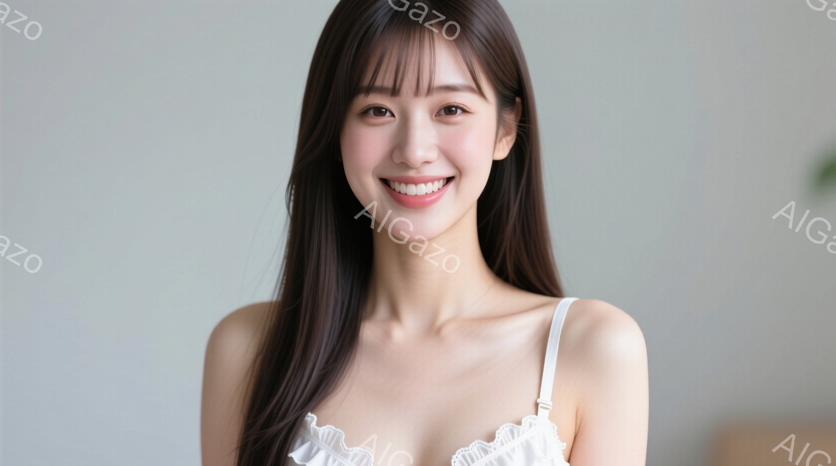 長い黒髪で、顔の輪郭に沿って流れる前髪が特徴的な女性が写っています。白いレースのキャミソールを着ており、明るい笑顔を見せています。背景は白っぽく、室内であることがわかりますが、詳細は不明瞭です。 - AI生成フリー素材