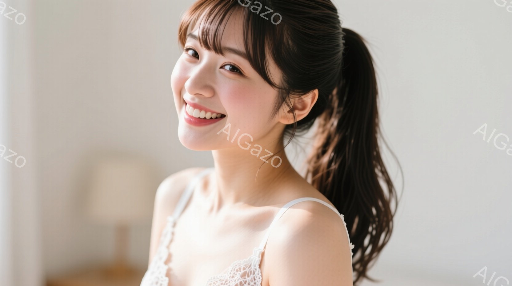 長い黒髪をハーフアップにし、白いレースのキャミソールを着た若い女性が写っている。彼女は微笑んでおり、リラックスした雰囲気で、柔らかい光が彼女を照らしている。背景はぼかされており、室内であることがわかる - AI生成フリー素材