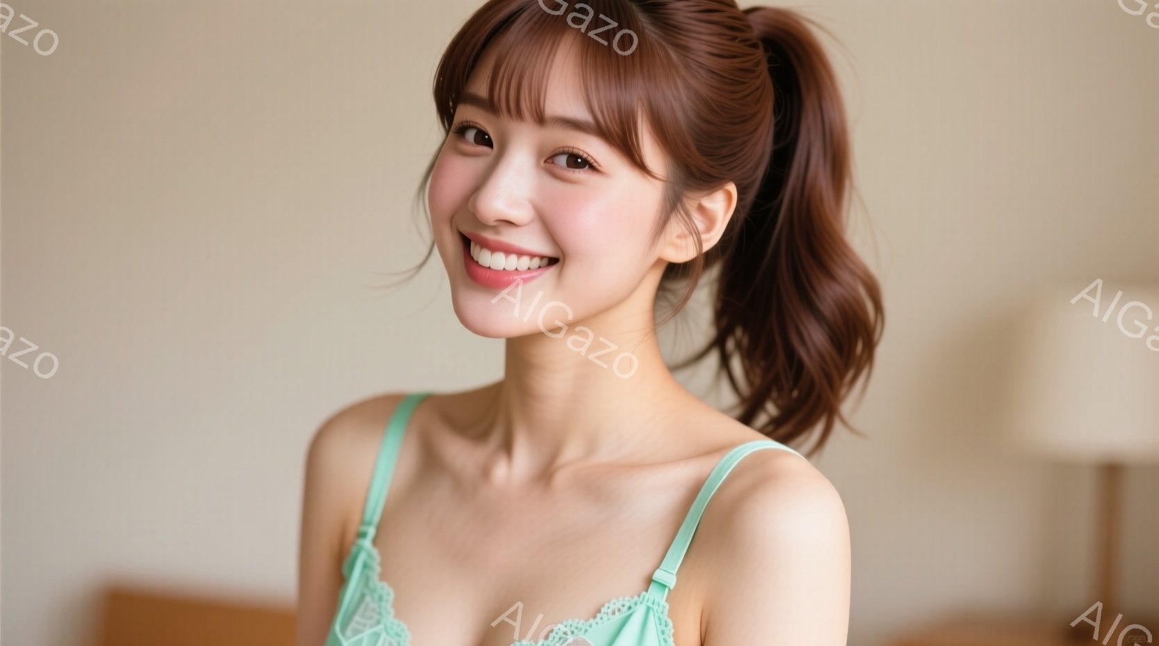 明るい茶色の髪をハーフアップにした女性が、優しい笑顔でこちらを見ている。薄い水色のキャミソールを着ており、背景は淡いベージュの壁でシンプルな室内となっている。全体的に柔らかく、自然な雰囲気が漂う写真だ - AI生成フリー素材