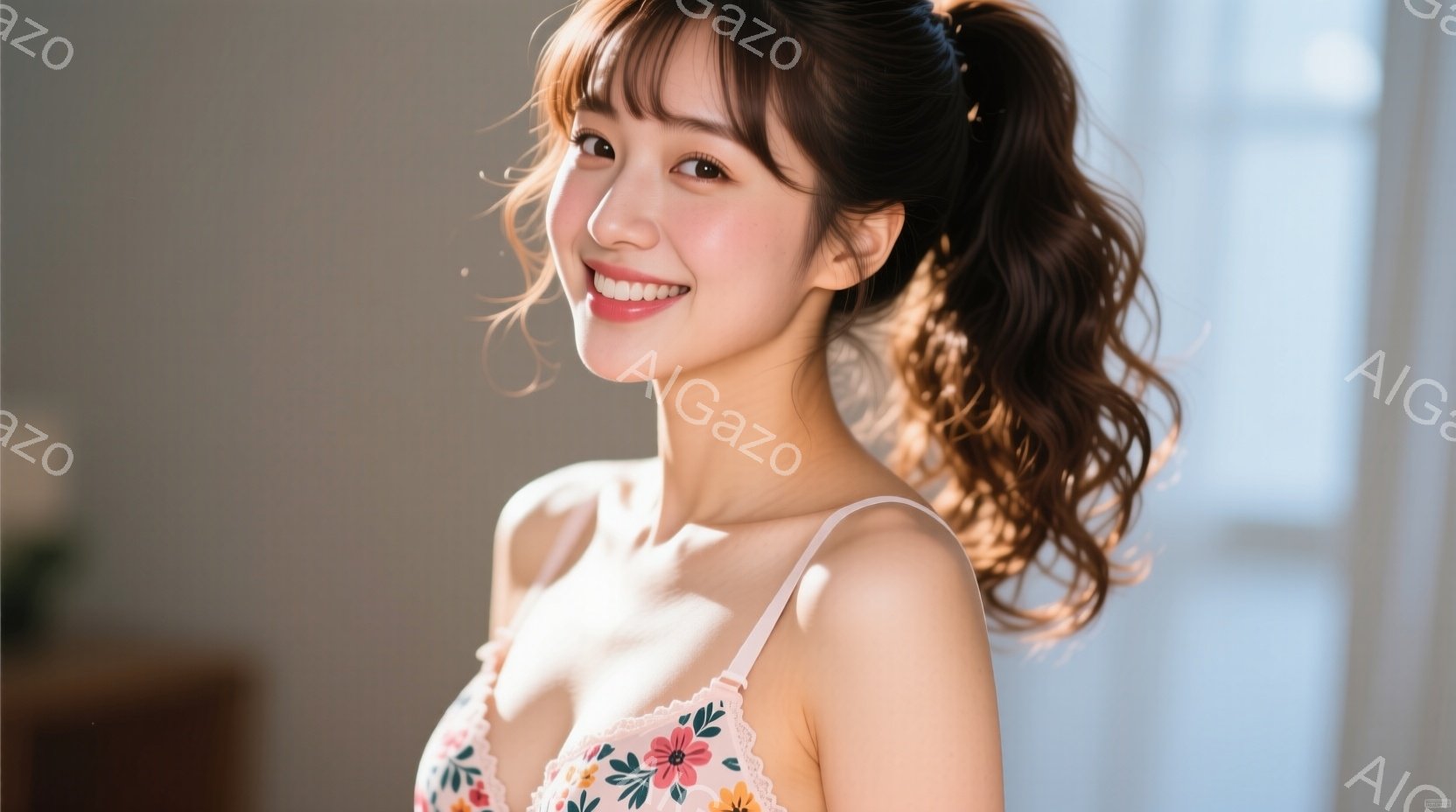 明るい窓辺で、花柄のキャミソールを着た若い女性が微笑んでいます。彼女は肩まで届く茶色の髪をハーフアップにし、顔には自然な笑顔が広がっています。背景はぼやけていますが、木製の家具と白い壁が見え、全体的に - AI生成フリー素材