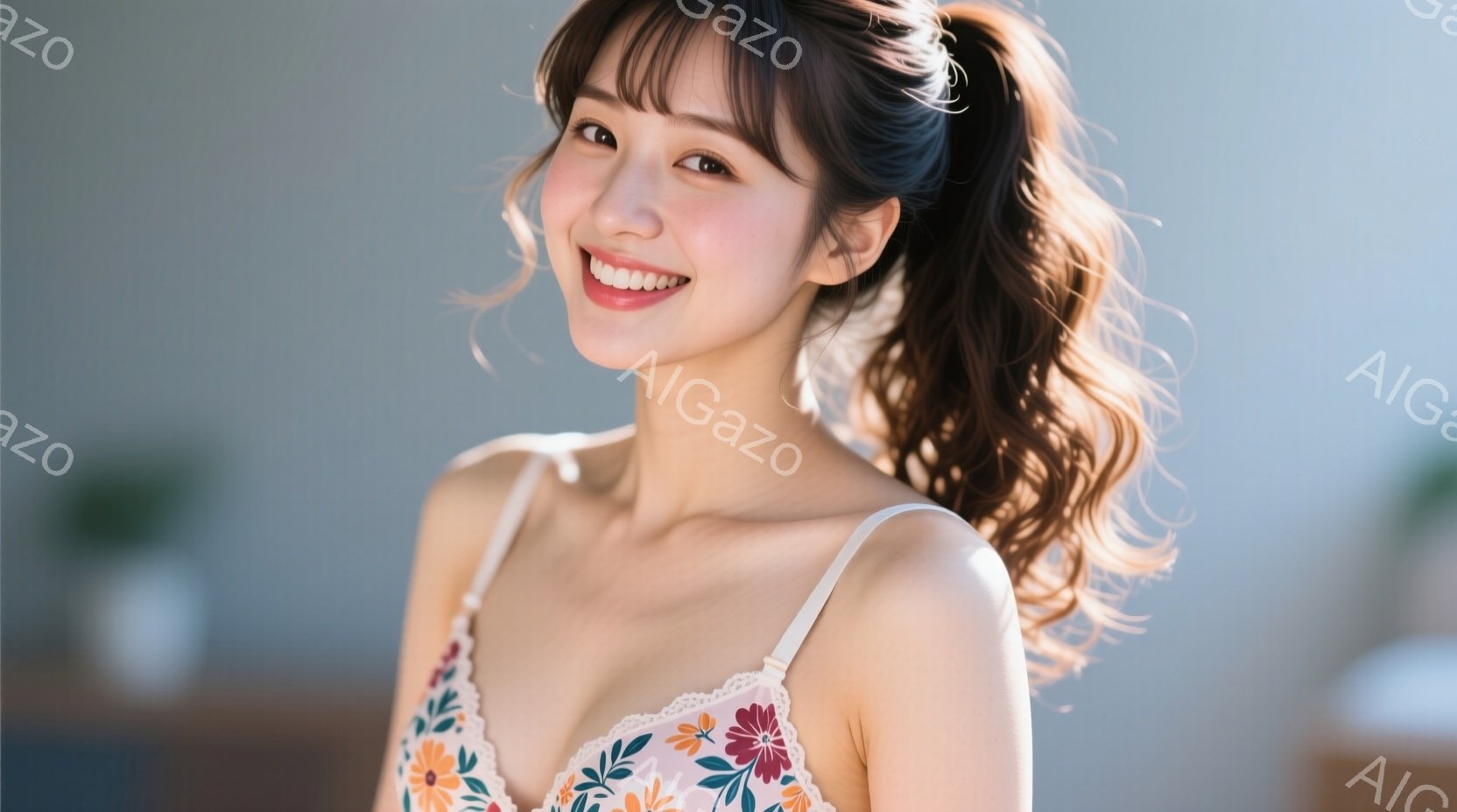 明るい笑顔を浮かべた若い女性が写っている。花柄のキャミソールを着ており、髪はふんわりとしたハーフアップに結ばれている。背景はぼかされており、室内であることがわかるが、暖かく穏やかな雰囲気が漂っている。 - AI生成フリー素材