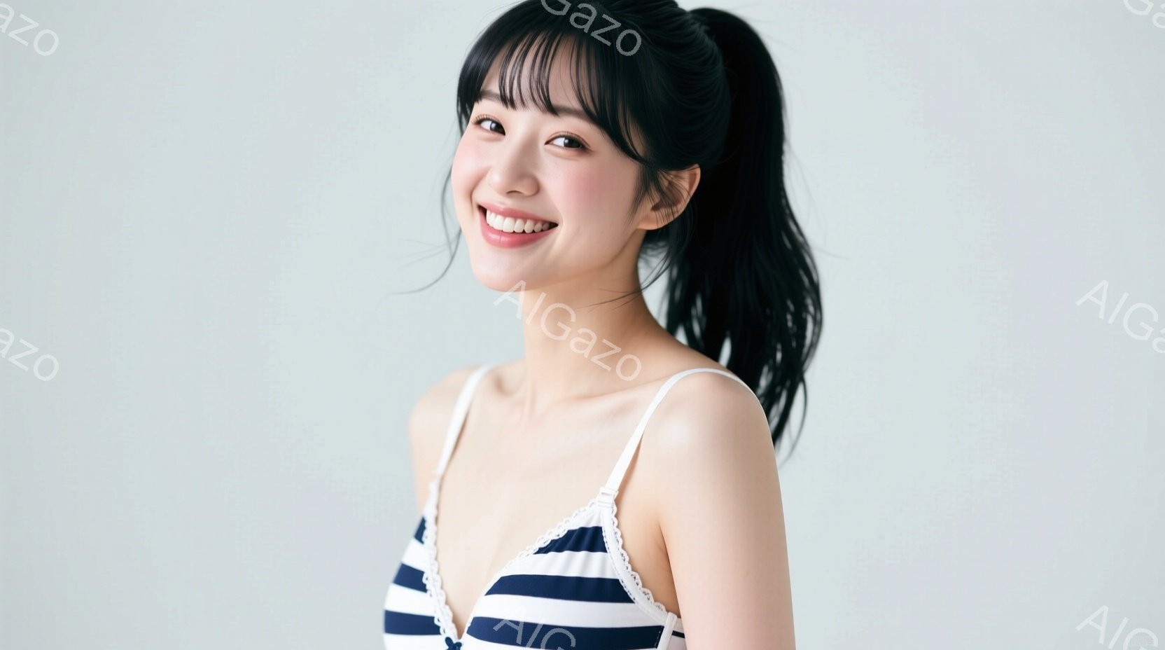 ストライプのキャミソールを着た若い女性が写っています。彼女は長い黒髪をポニーテールにし、明るい笑顔を浮かべてカメラを見つめています。背景は白く、女性が中心に配置され、清潔感のある爽やかな印象を与えます - AI生成フリー素材