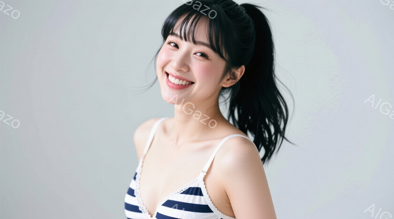 画像は、明るい笑顔を浮かべた若い女性を捉えています。彼女は白いストライプのキャミソールを着ており、長い黒髪は高い位置でポニーテールに結ばれています。背景は白く、人物が際立っており、明るくフレッシュな雰 - AI生成フリー素材