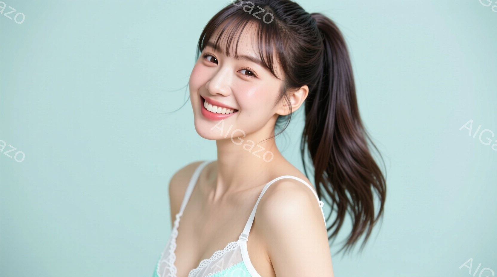 明るい背景を背景に、茶色の長い髪をポニーテールにした若い女性が写っています。彼女は白いレースのキャミソールのような服を着ており、満面の笑みを浮かべています。彼女の姿勢は少し体を傾けており、親しみやすく - AI生成フリー素材