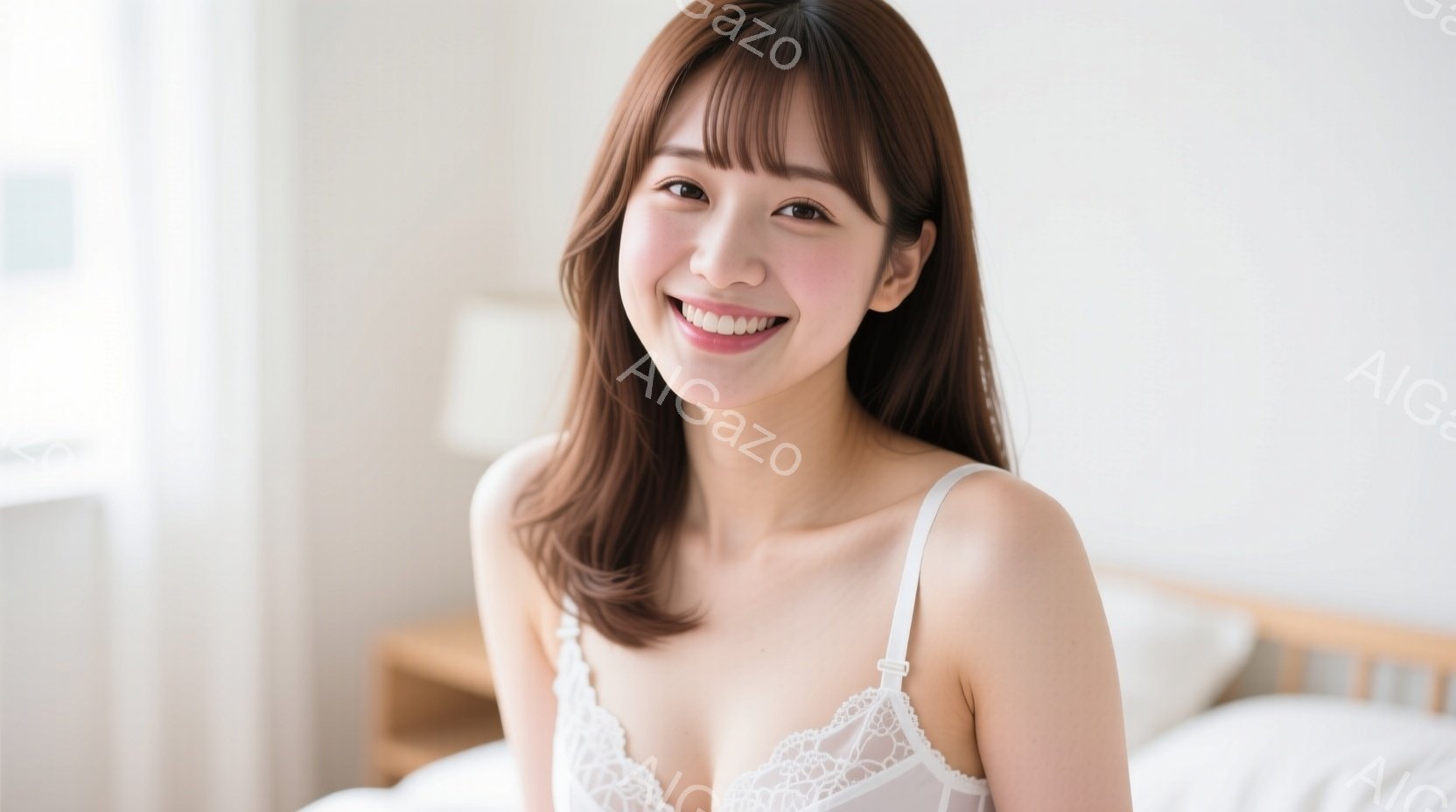明るい室内で、茶色の髪の女性が微笑んでいます。白いレースのキャミソールを着ており、肩を少し露出しています。背景には白いベッドと木製のナイトスタンドがあり、全体的に清潔感があり、リラックスした雰囲気が漂 - AI生成フリー素材