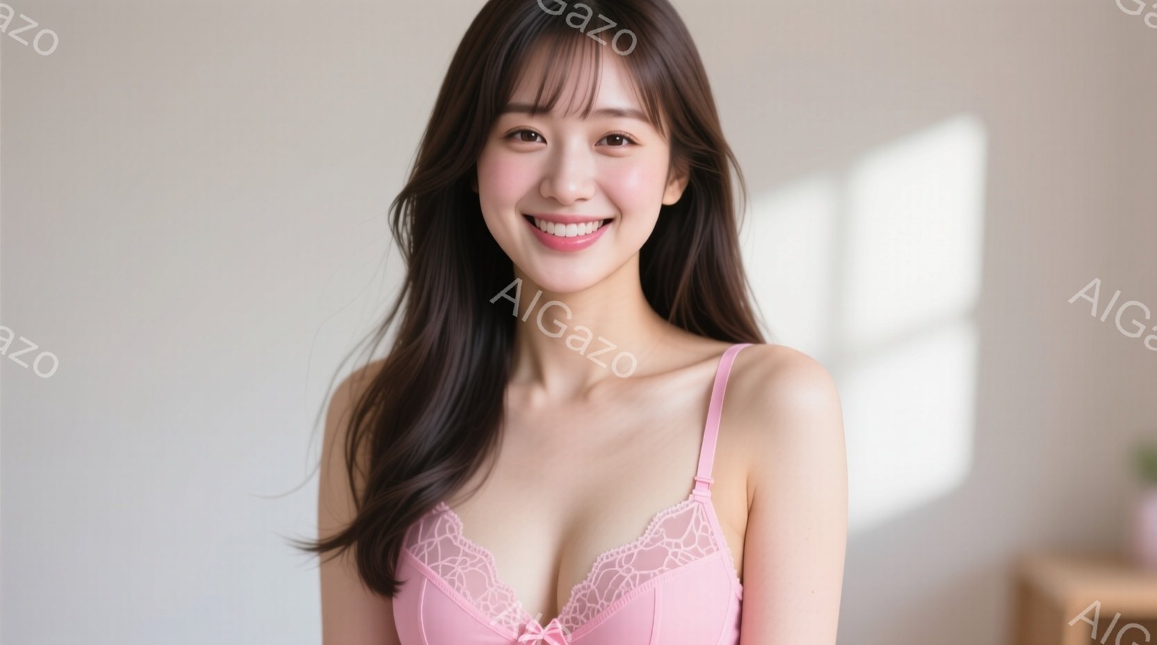長いダークブラウンの髪は肩にかかるように自然に流れており、明るい笑顔の女性が写っています。彼女はピンクのレースのブラレットを着ており、背景はぼやけた室内で、窓から差し込む光が彼女を照らしています。全体 - AI生成フリー素材