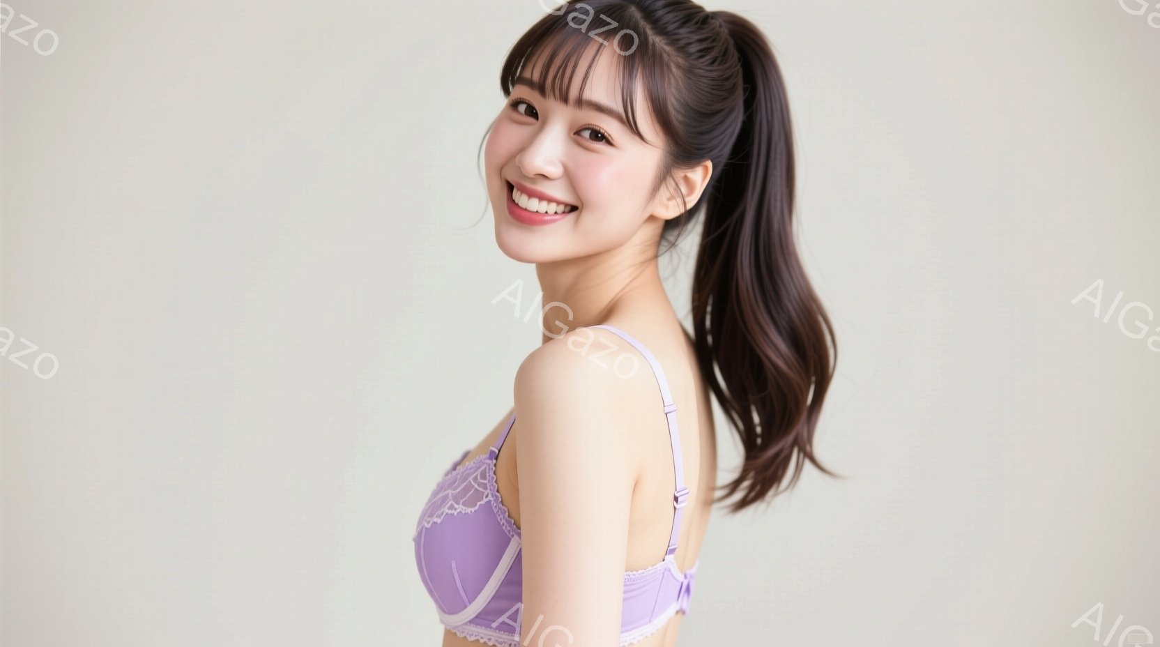 画像には、明るい笑顔を見せる若い女性が写っています。彼女はライラック色のレースのブラレットを着ており、ダークブラウンの髪は高いポニーテールに結ばれています。背景は薄いクリーム色で、女性が強調されるシン - AI生成フリー素材