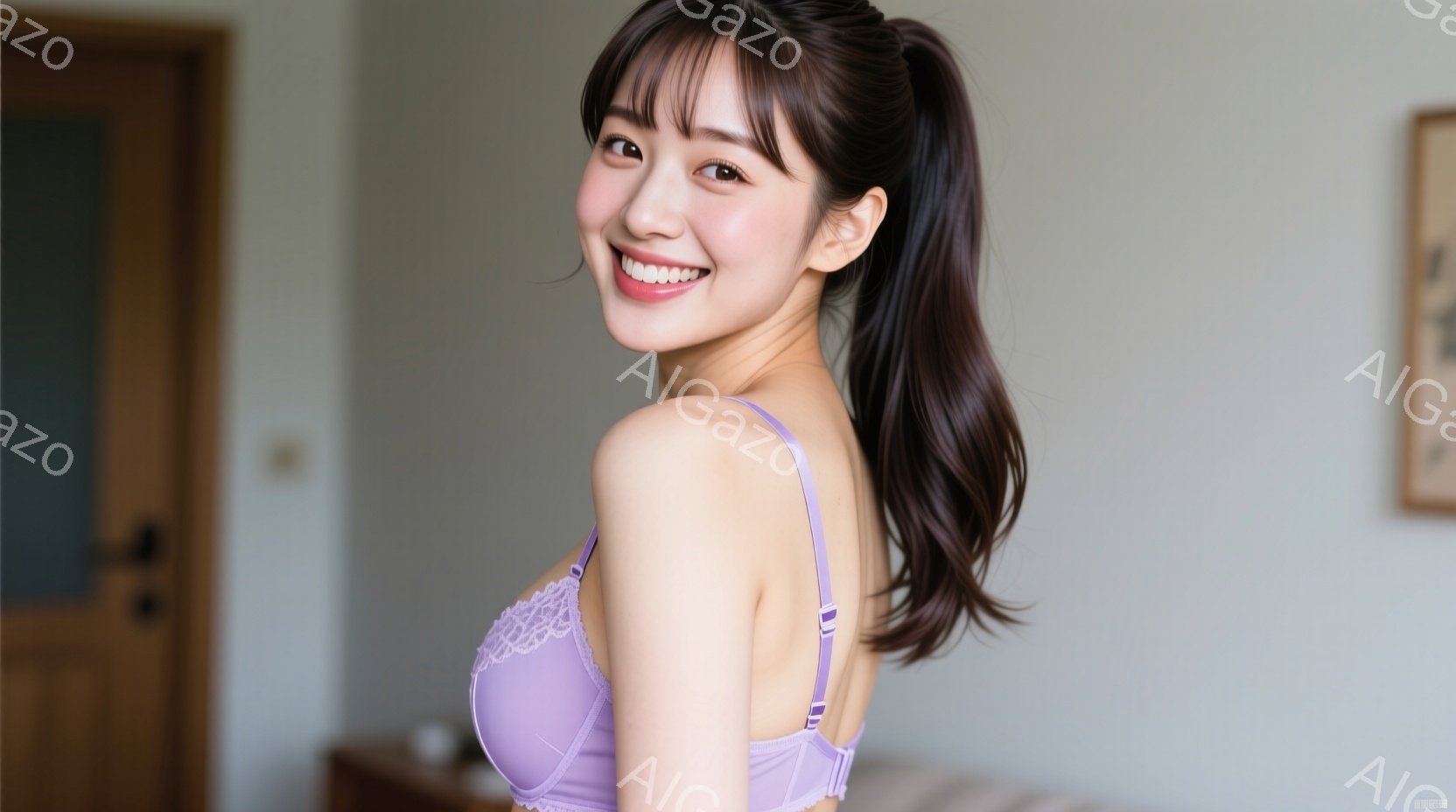 長い茶色の髪をポニーテールにし、薄い紫色のレースのブラレットを着た若い女性が写っています。彼女は微笑んでおり、少し体をひねってカメラを見ています。背景には、壁、ドア、そして一部の家具が見え、室内で撮影 - AI生成フリー素材