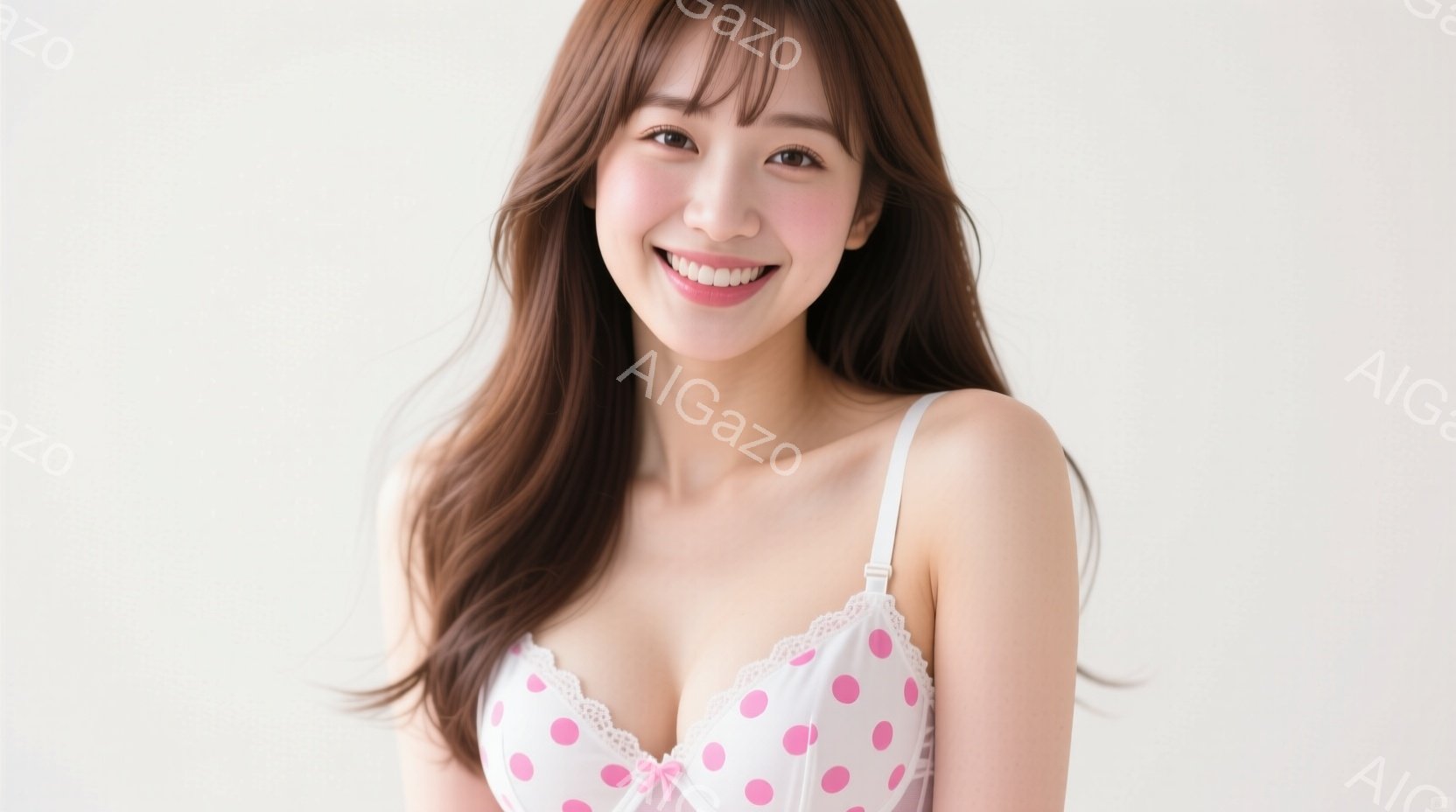 明るい笑顔を見せる女性が写っています。彼女は水玉模様のピンクのキャミソールを着ており、長い茶色の髪が肩にかかっています。背景は白く、女性が主な被写体として強調されています。 - AI生成フリー素材