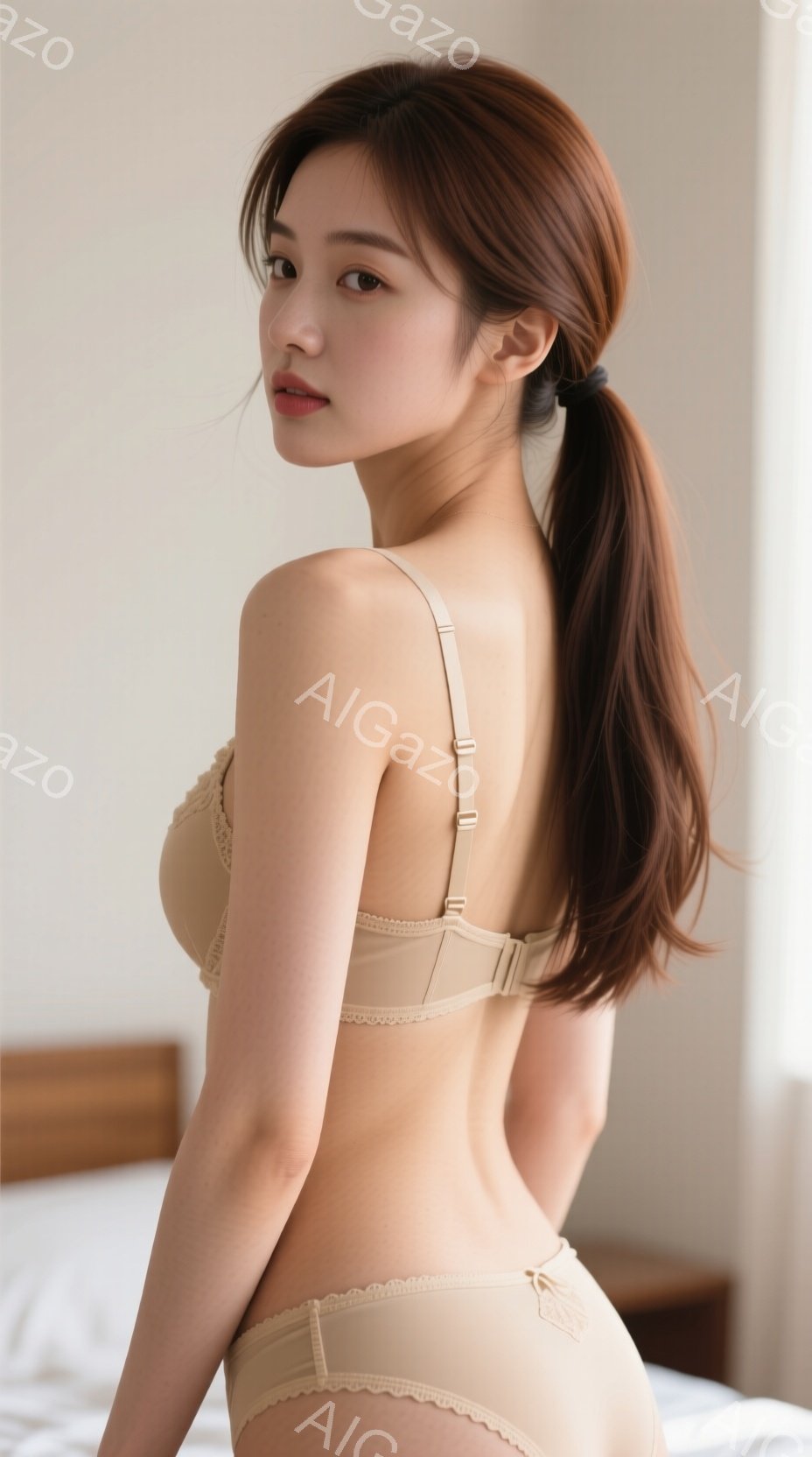 長い茶色の髪を高い位置でポニーテールにし、ベージュのレース付きブラとショーツ姿の女性が写っています。彼女は少し後ろを振り返っており、穏やかな表情を浮かべています。背景にはぼやけたベッドと部屋の一部が見 - AI生成フリー素材