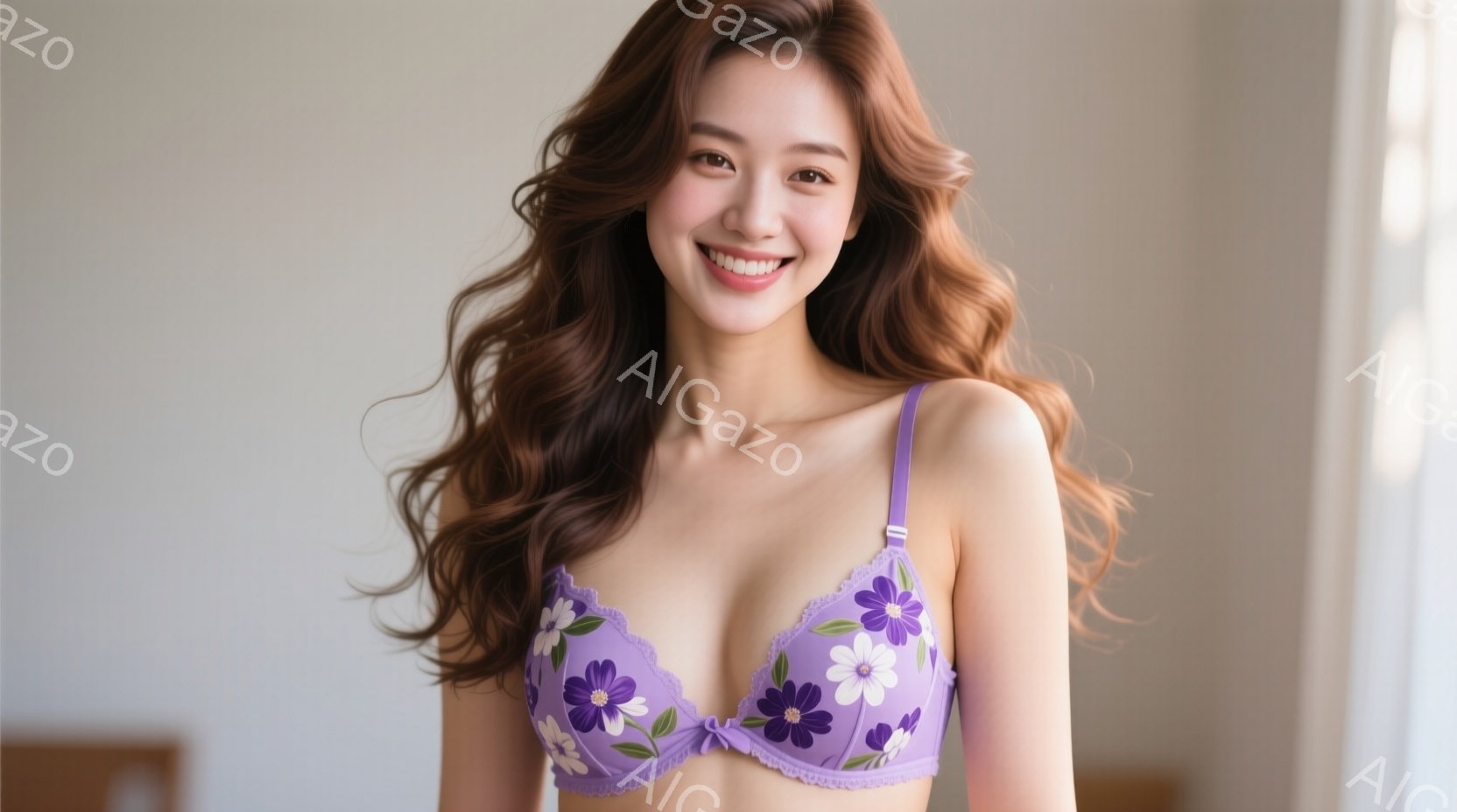 明るい紫色の花柄のブラレットを着た若い女性が写っています。彼女は茶色の長いウェーブヘアで、満面の笑みを浮かべています。背景は白壁で、室内だと思われますが、焦点は女性自身に当てられています。 - AI生成フリー素材