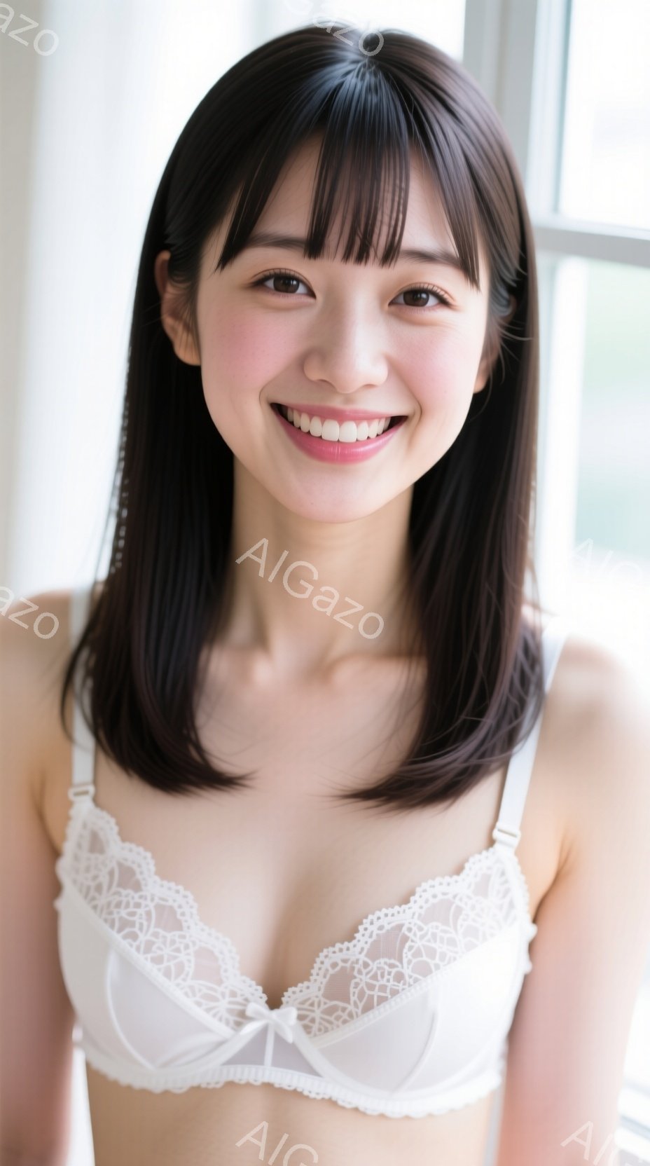 黒髪の女性が、白いレースのブラレットを着用し、微笑んでいます。彼女は肩を少し下げてリラックスした姿勢で、カメラの方を見ています。背景はぼやけていますが、窓枠が見え、自然光が差し込んでおり、全体的に柔ら - AI生成フリー素材