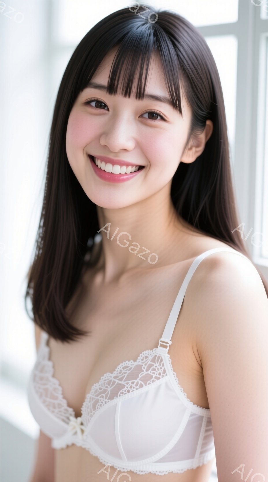 長い黒髪で、前髪は眉毛にかかるように切り揃えられています。白いレースのブラレットを着ており、少し微笑んでおり、リラックスした表情をしています。背景はぼやけていますが、窓と白い壁の一部が見え、全体的に柔 - AI生成フリー素材
