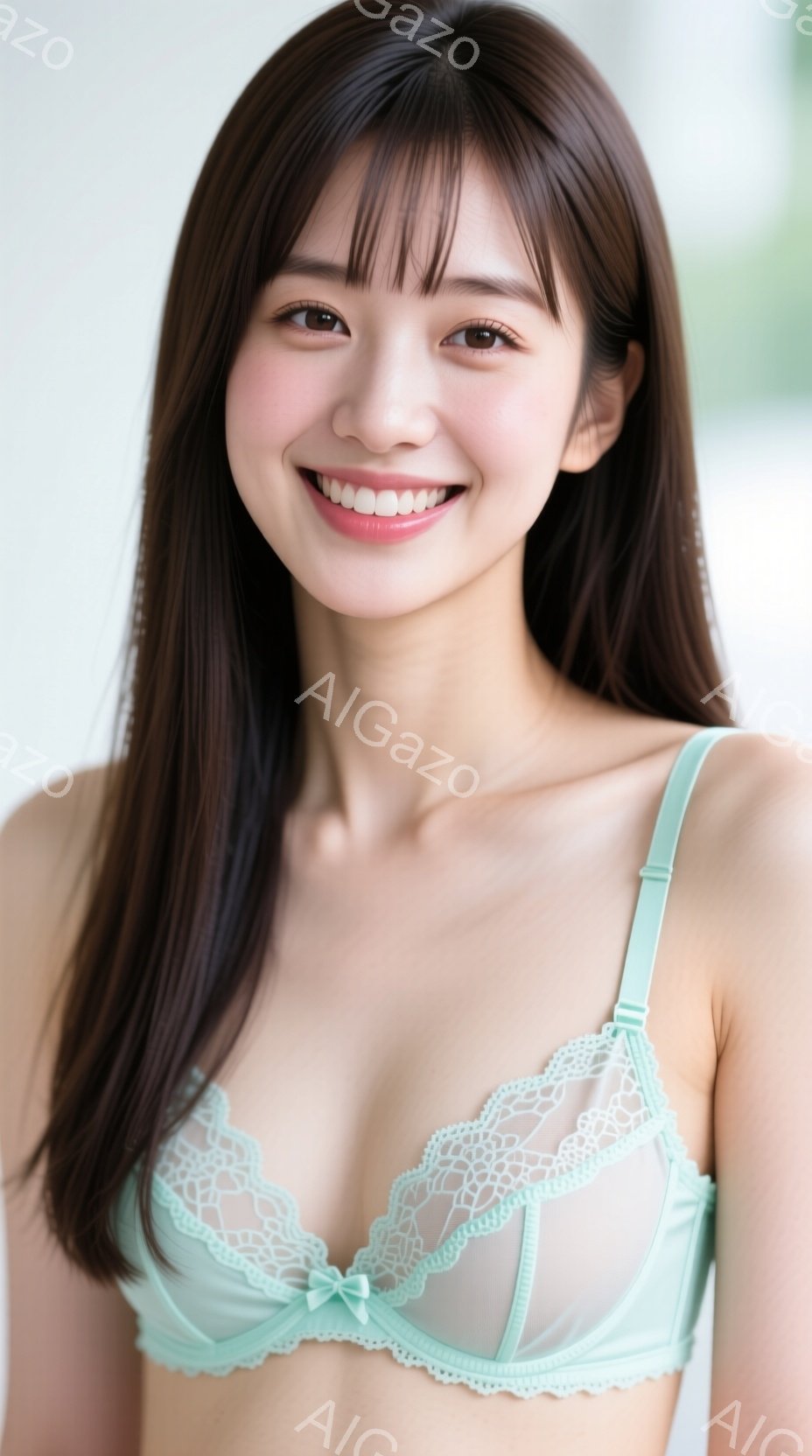 長い黒髪の女性が、淡いミントグリーンのレースブラレットを着用し、カメラに向かって微笑んでいます。彼女は正面を向き、リラックスした姿勢で、自然な笑顔を見せています。背景はぼやけており、室内の明るい光が彼 - AI生成フリー素材